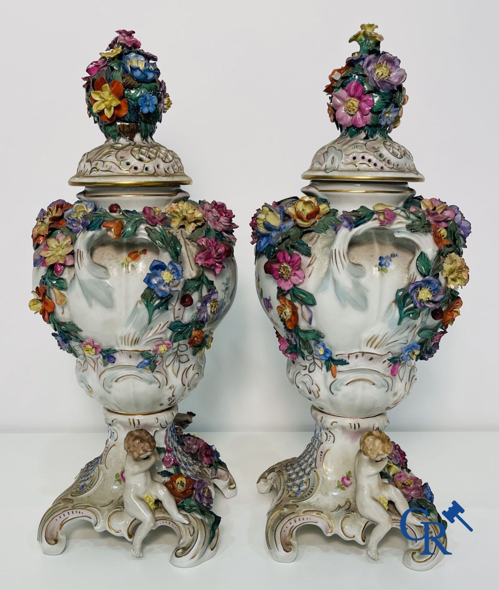 Dresden: A pair of openwork porcelain lid vases. - Image 4 of 16