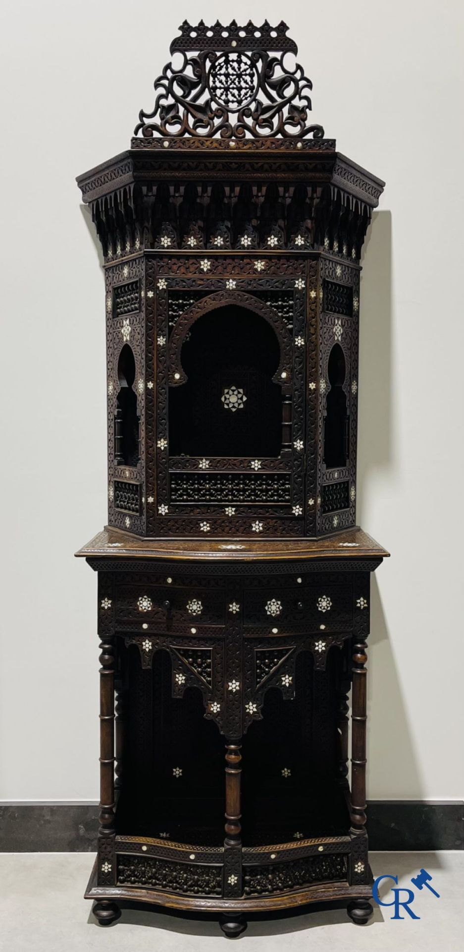 Sculpted furniture with inlays of ebony and mother-of-pearl. Syria, early 19th century. - Bild 3 aus 22
