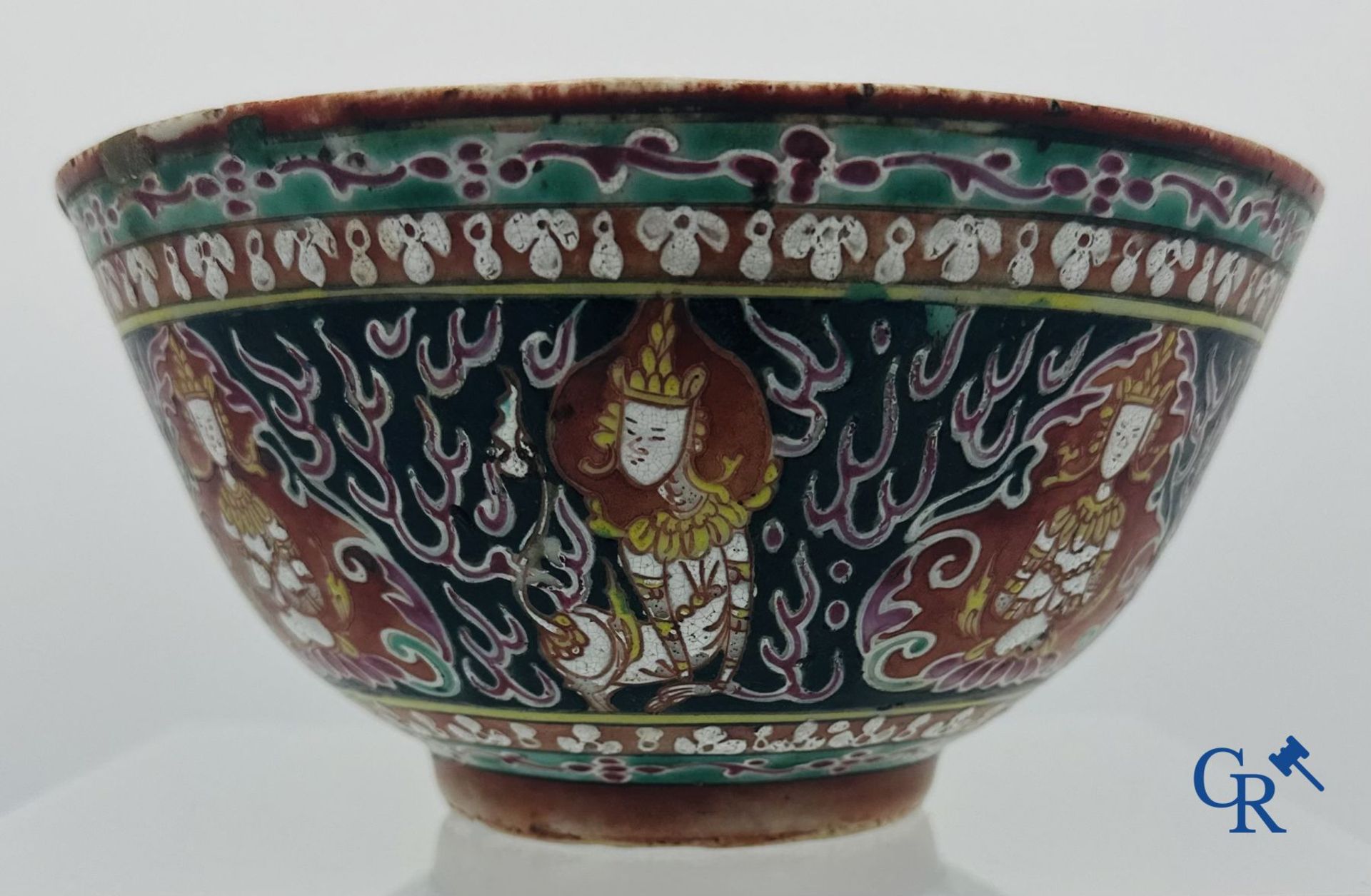 A Chinese bowl in Bencharong porcelain. 19th century. - Bild 5 aus 7