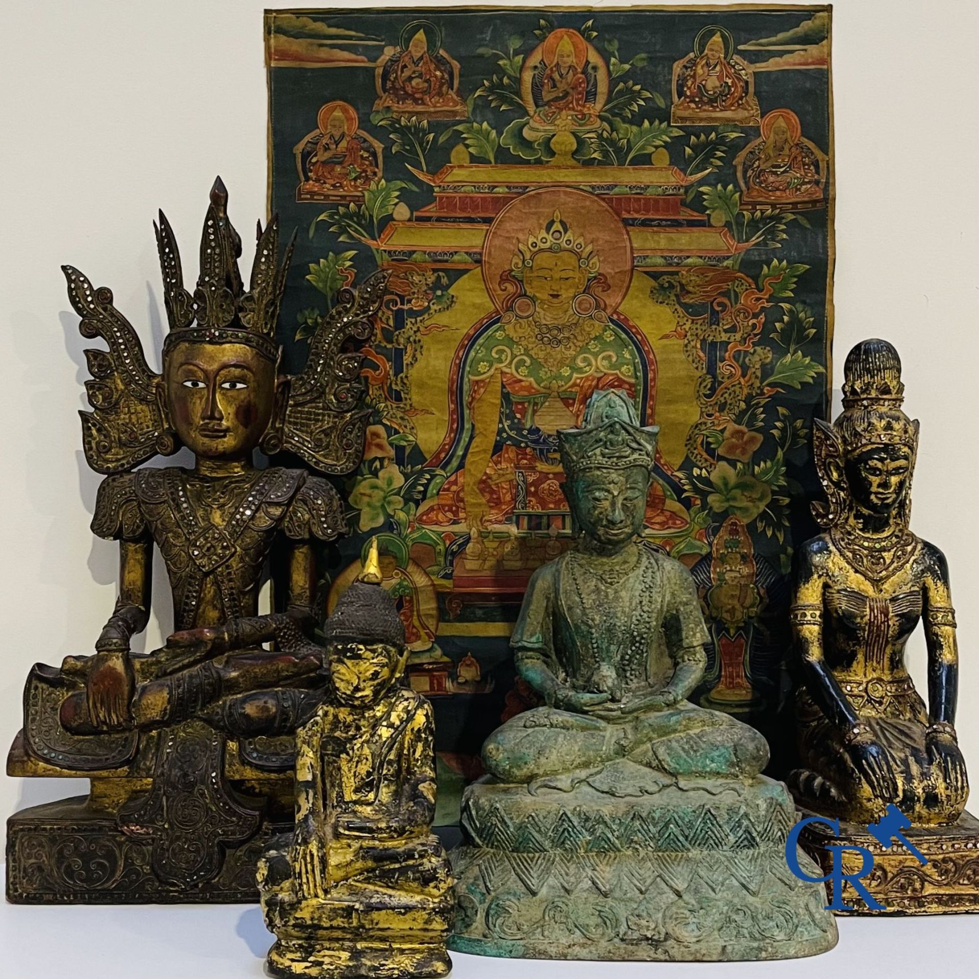 Asian Art: a lot consisting of 4 statues and a thangka.