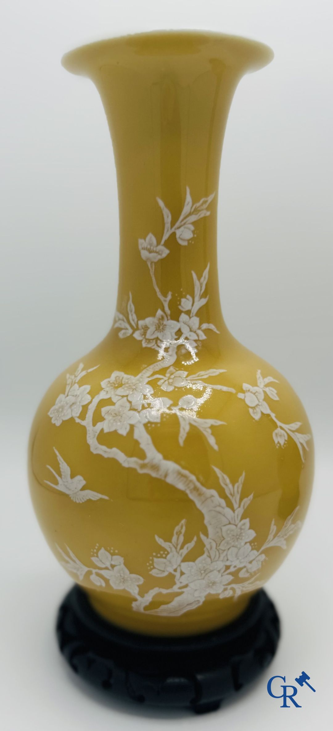 Chinese porcelain: Pair of Chinese vases with a floral decor on a yellow glazed surface. 20th centur - Image 2 of 6