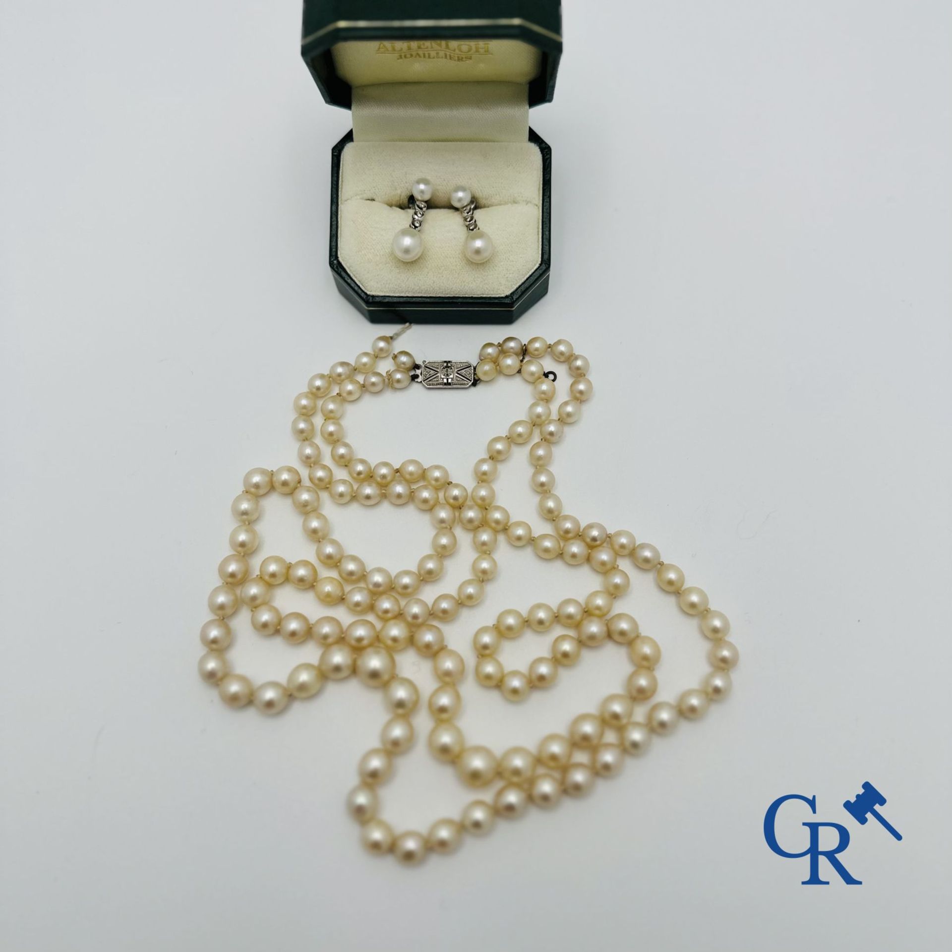 Jewellery: Lot consisting of a pearl necklace with gold clasp 18K and a pair of earrings in white go