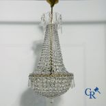 Chandelier: Beautiful Sac à pearles chandelier in crystal.