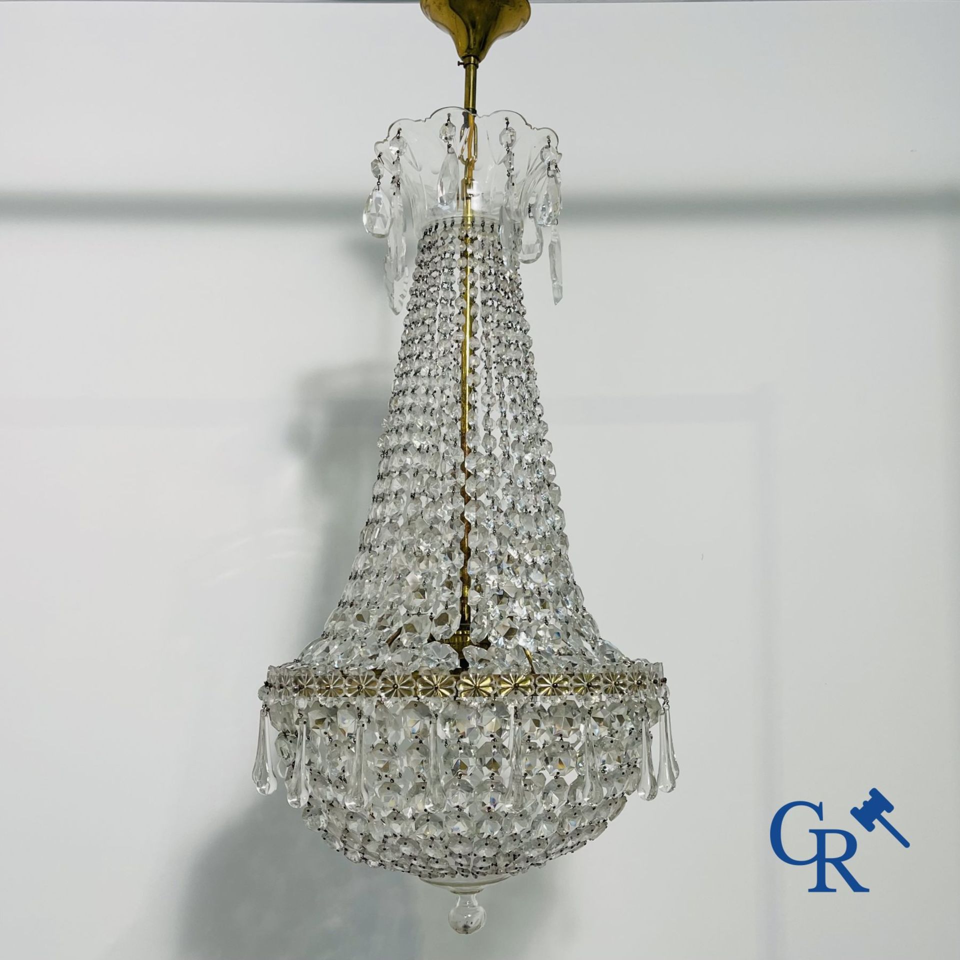 Chandelier: Beautiful Sac à pearles chandelier in crystal.