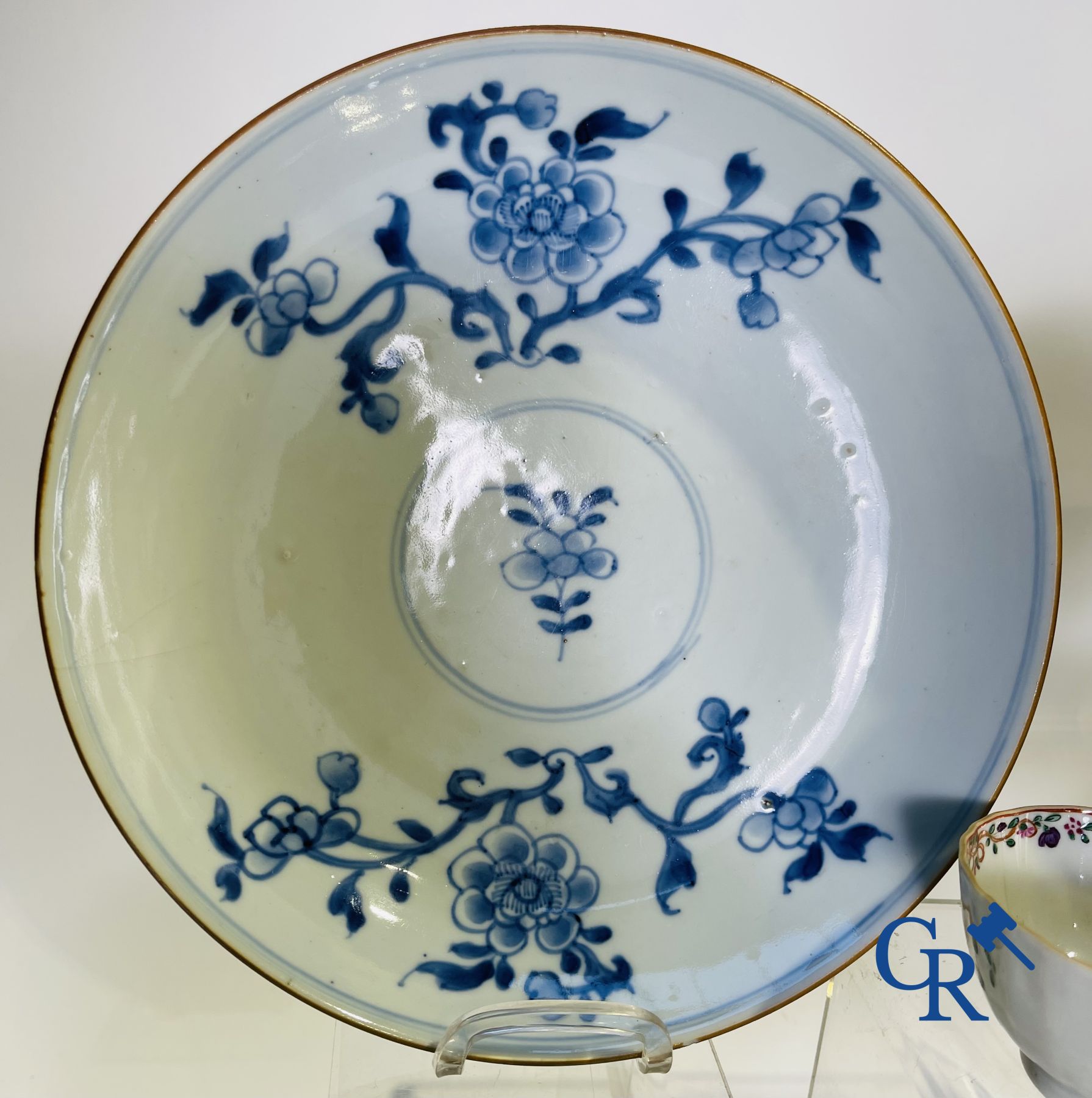 Chinese porcelain: 16 pieces of 18th and 19th century Chinese porcelain. - Image 12 of 33