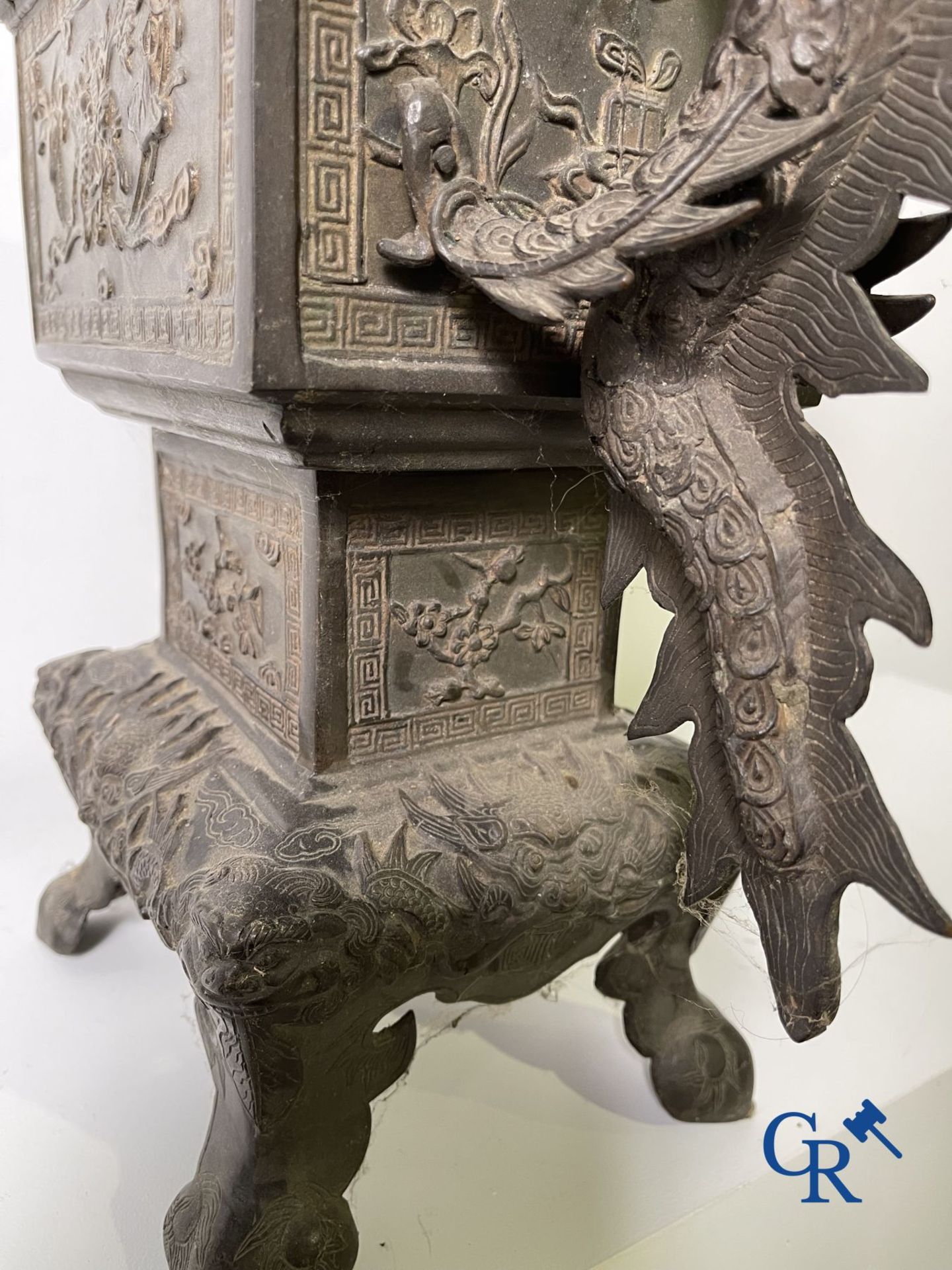 Asian Art: An imposing Chinese bronze jardiniere. - Bild 8 aus 14
