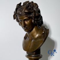 Bronze/Sculpture: Bronze bust in the antique style.