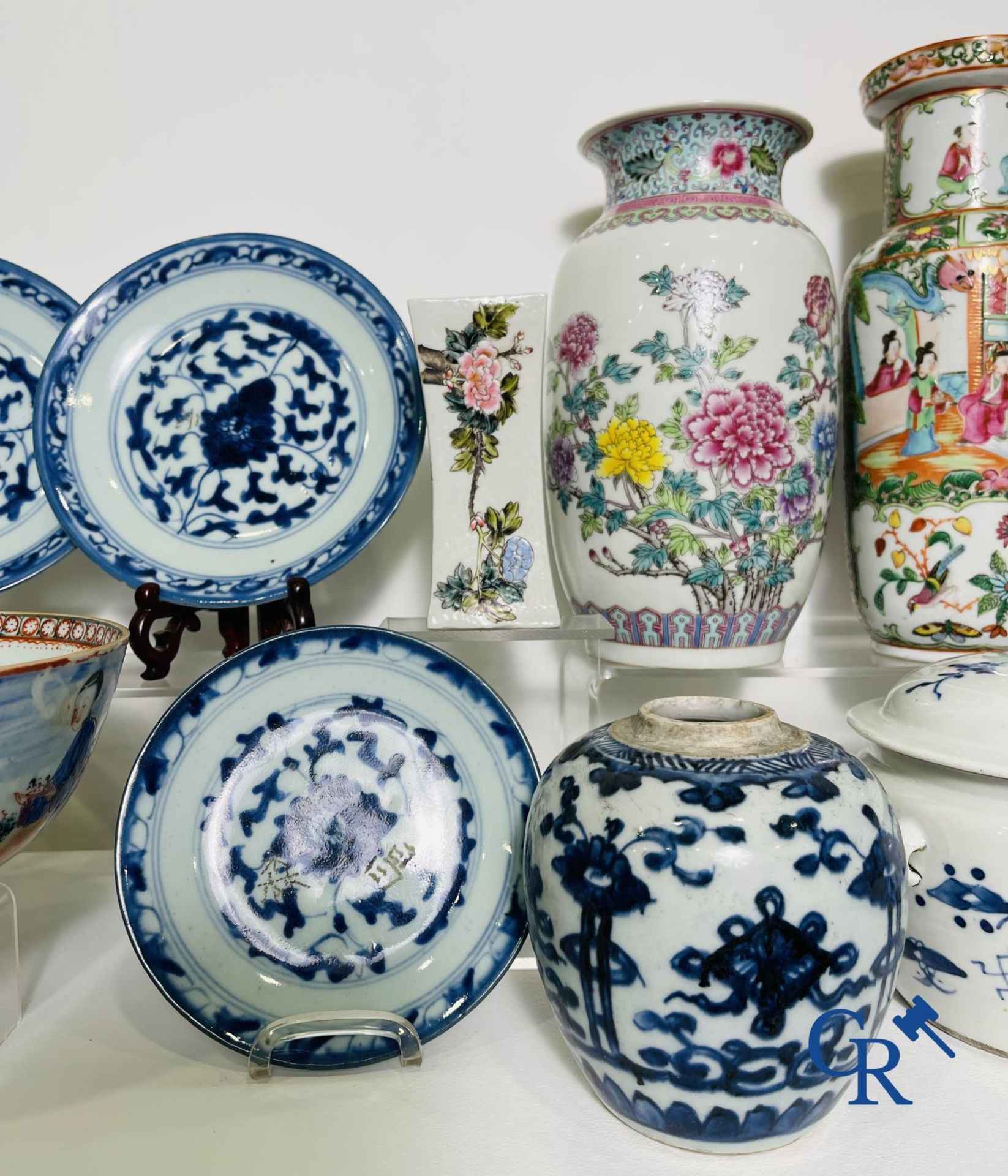 Asian Art: Beautiful lot of Chinese porcelain. - Image 5 of 40