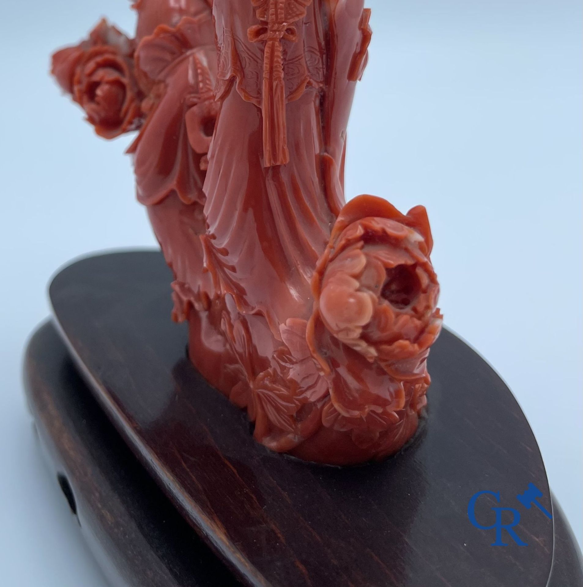 Asian Art: A Chinese group in red coral with ladies at a blossom branch. 19th century. - Bild 12 aus 26