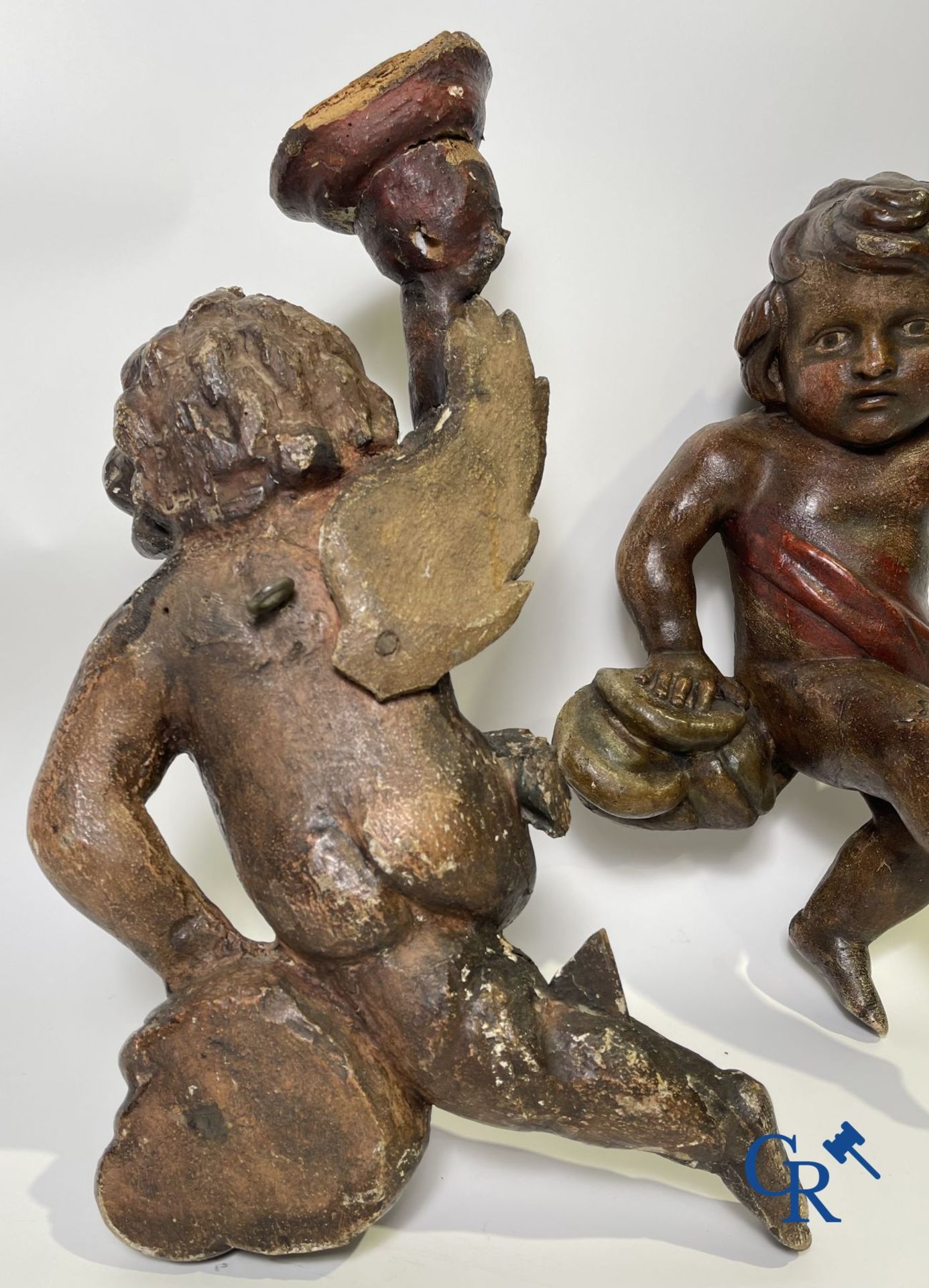 Wooden sculptures: A pair of wood-carved and polychrome 18th century angels. - Image 15 of 16