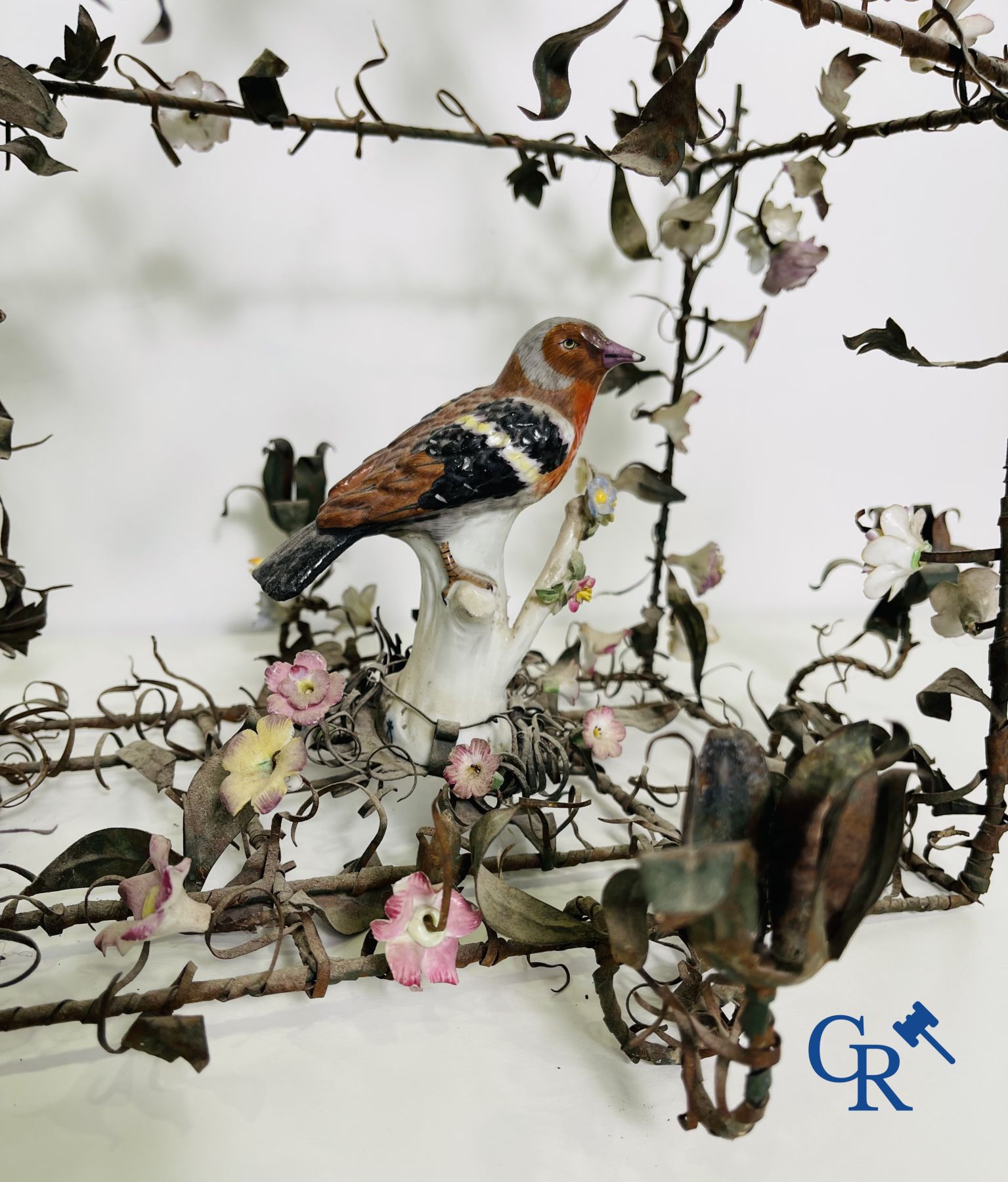 Chandelier with porcelain flowers and a bird in the manner of Meissen or Sèvres. 19th century. - Image 2 of 11