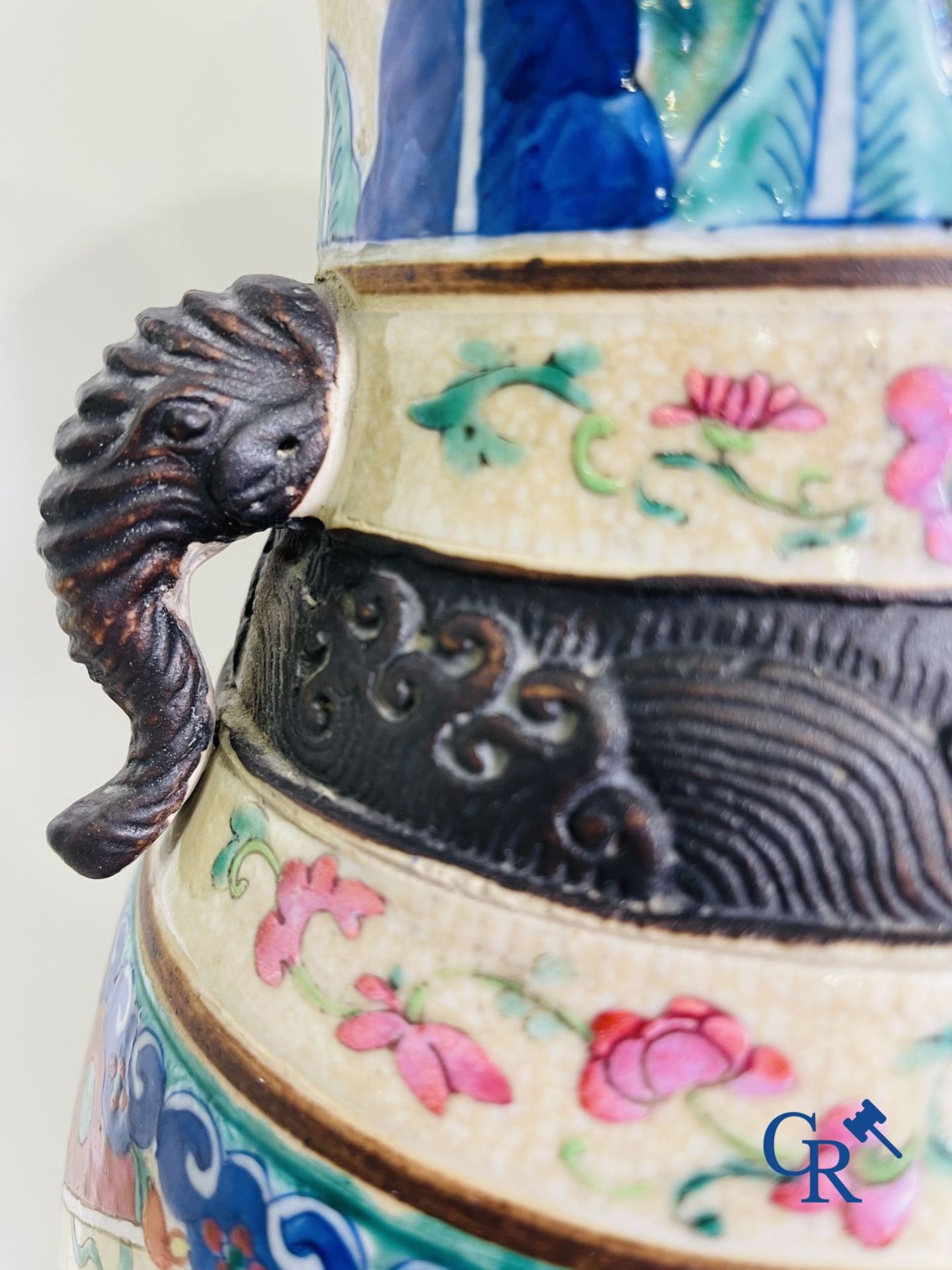 Asian Art: A pair of Chinese Nanking vases with famille rose decor. - Image 8 of 23