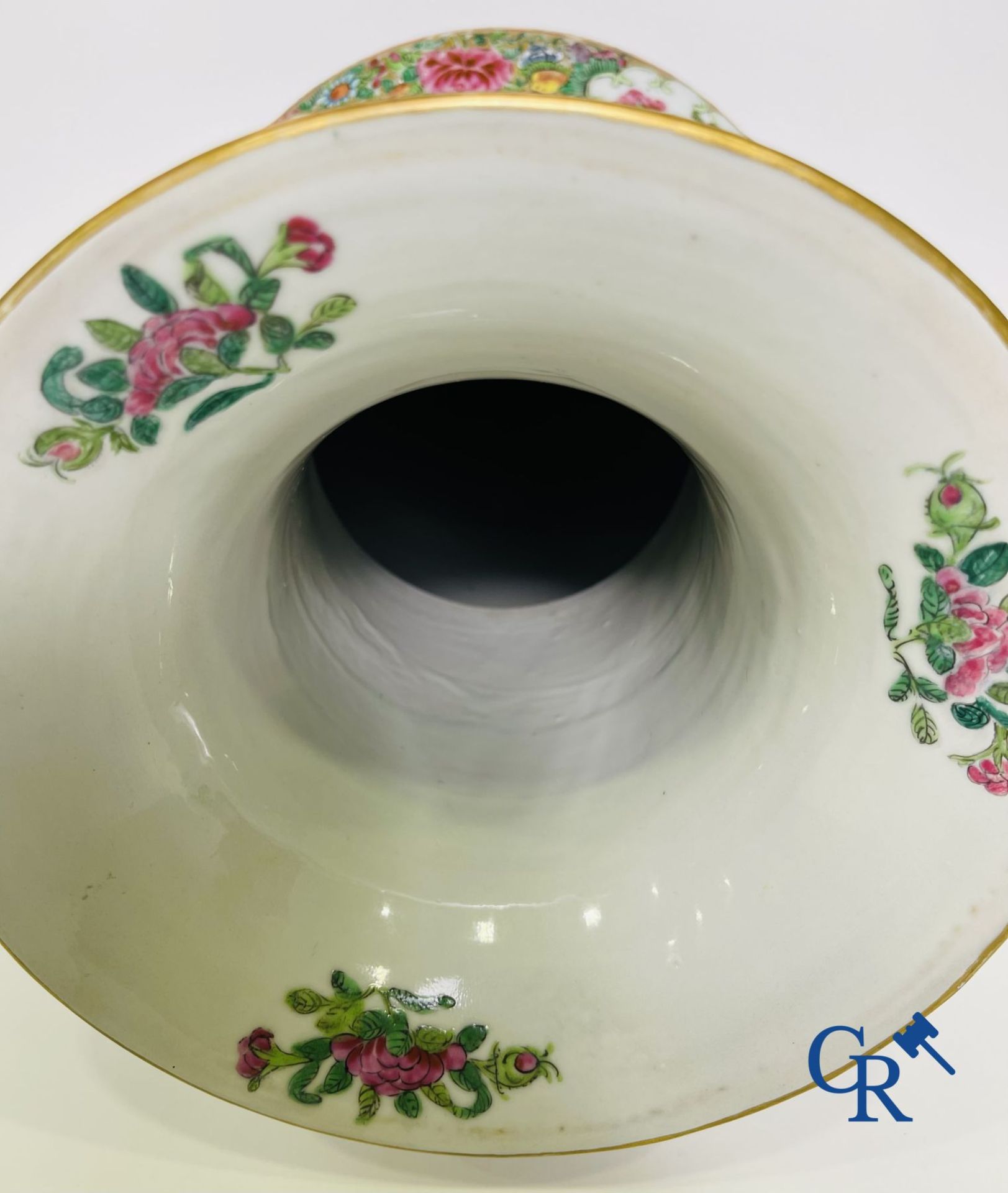 Chinese porcelain: A Chinese canton famille rose vase. - Image 23 of 24