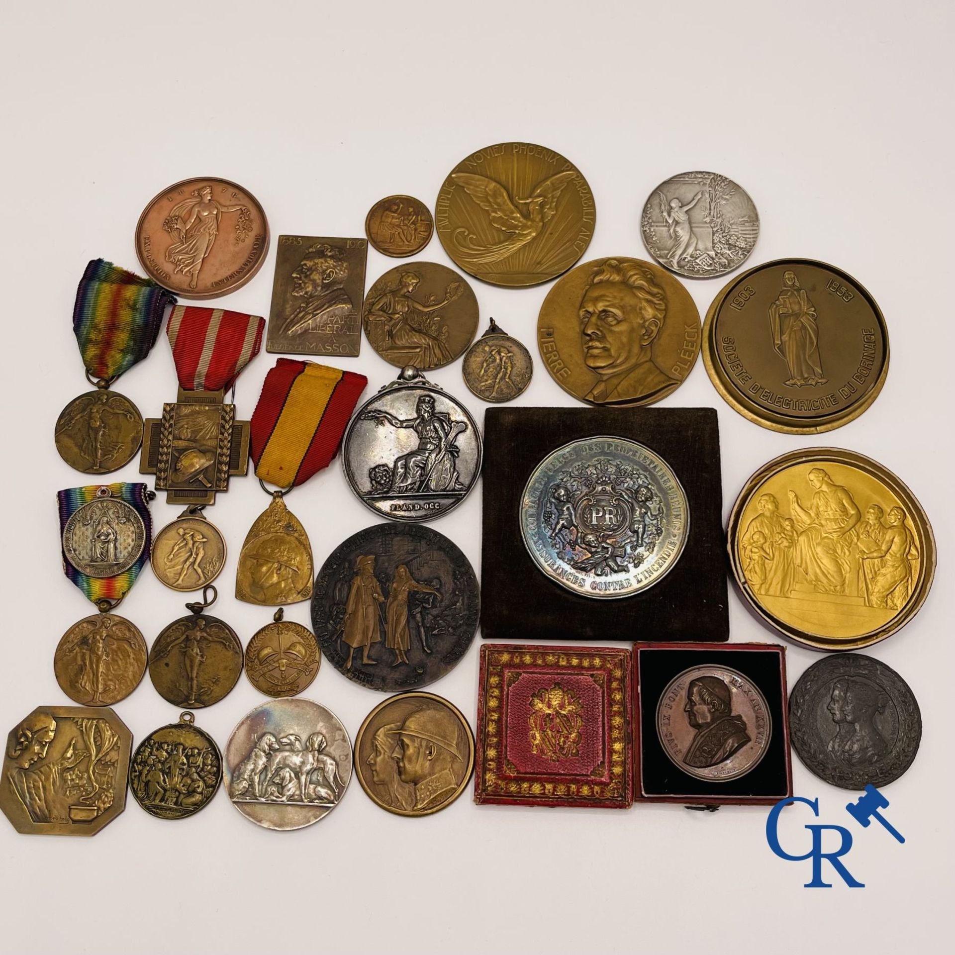 Commemorative Medals: Large lot of different medals and decorations.