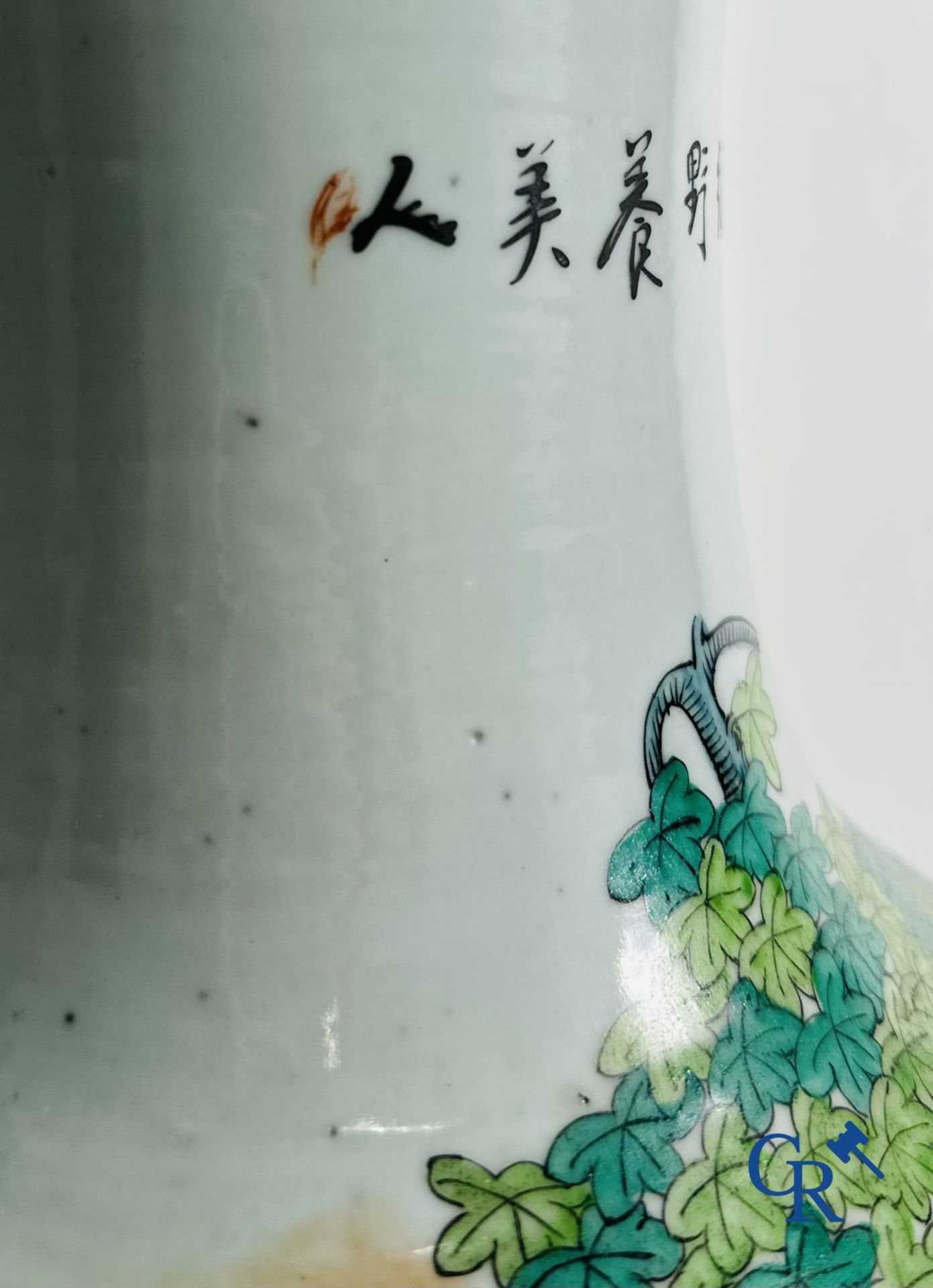 Chinese Porcelain: Chinese vase with a double decor of characters and antiques. - Bild 13 aus 17