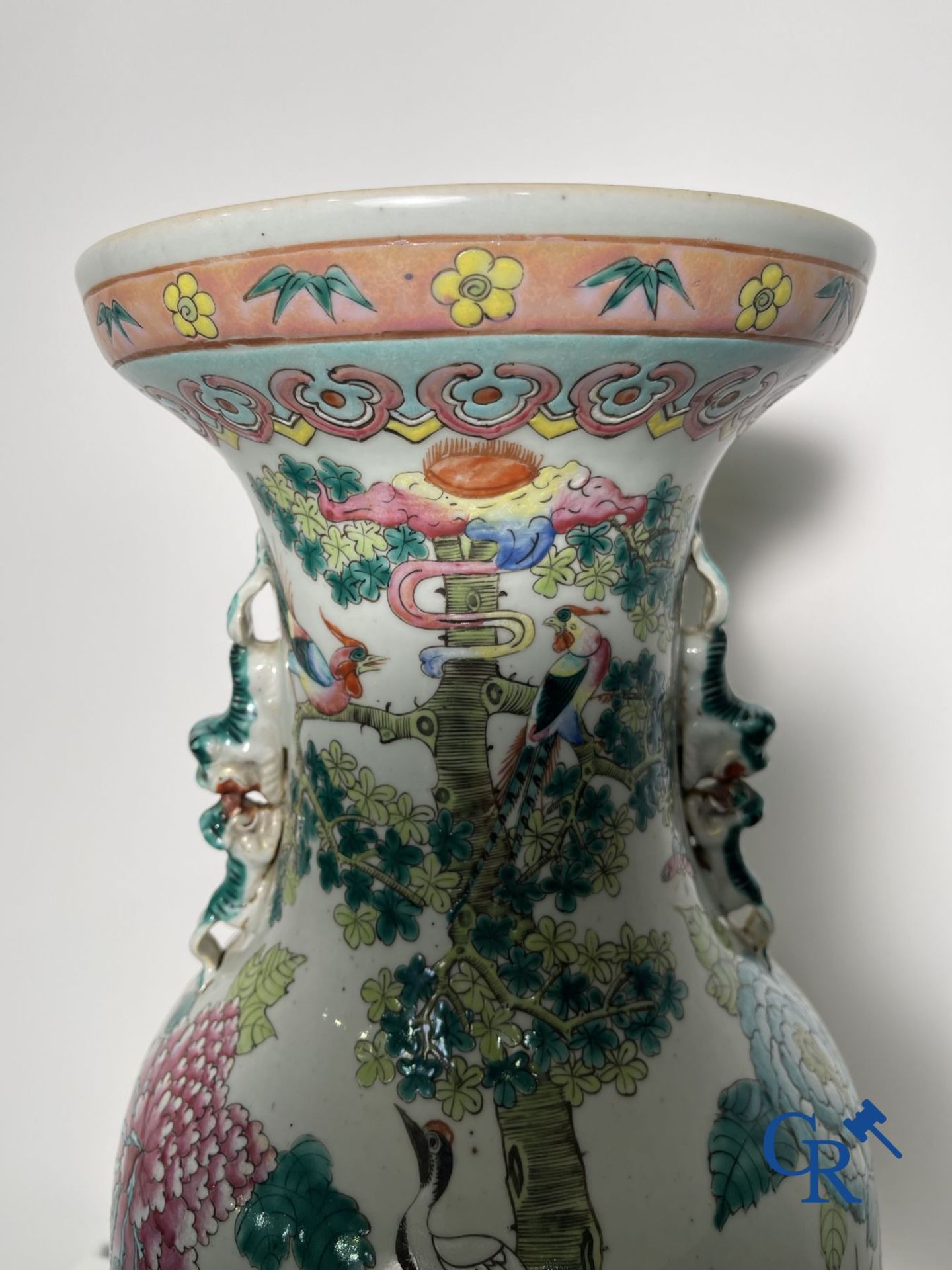 Asian Art: Vase in Chinese famille rose porcelain with decor of birds and peonies. 19th century. - Bild 10 aus 12