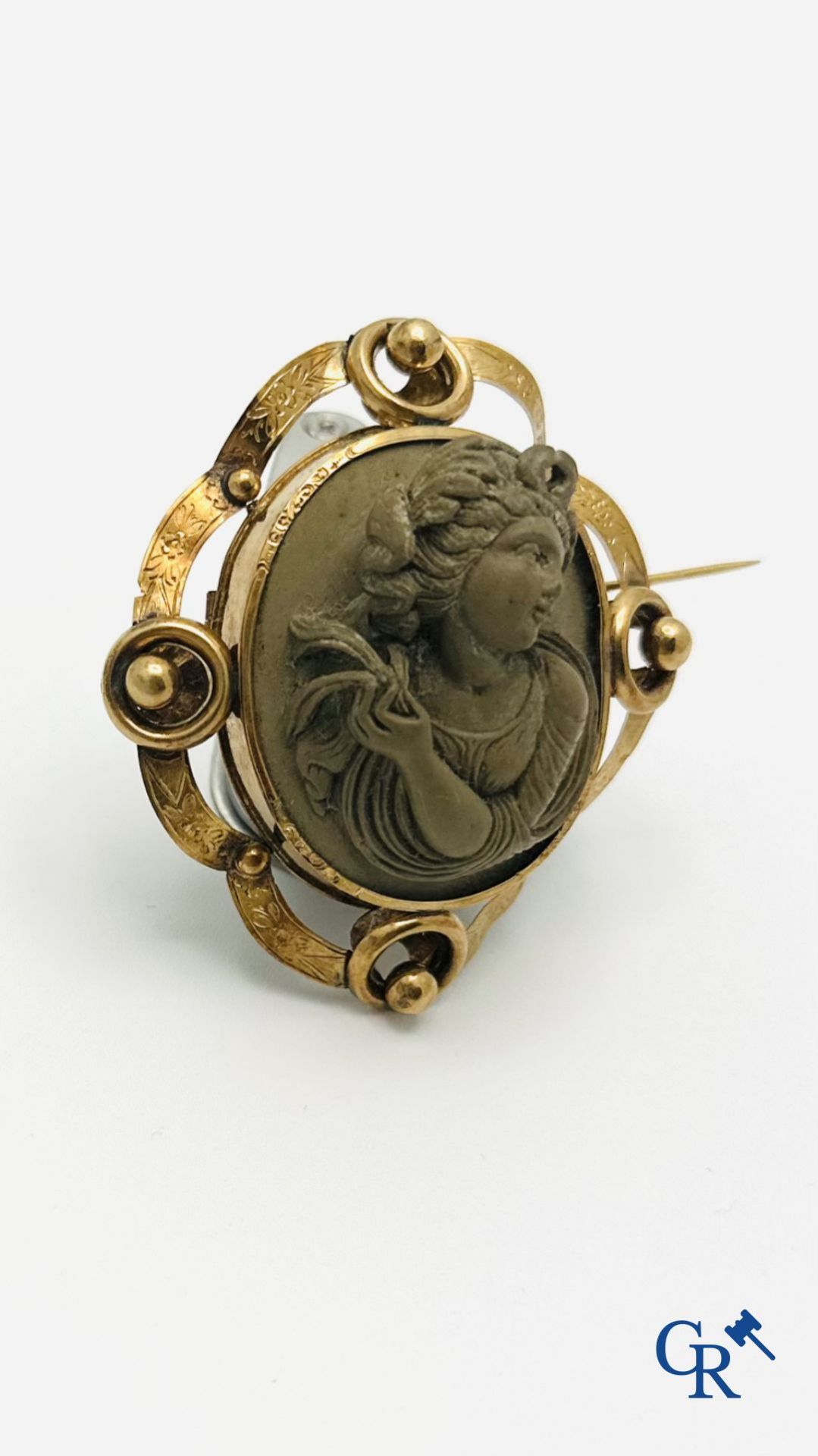 Jewellery: Large gold brooch 18K (750°/00) with a representation of a goddess. (good condition - mar - Bild 3 aus 6