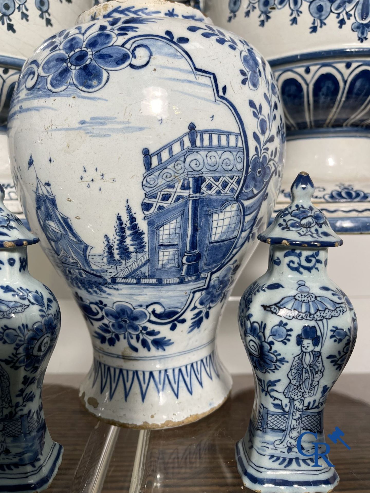 Delft: 11 pieces of blue and white faience with different décors. 17th - 18th century. - Bild 9 aus 29