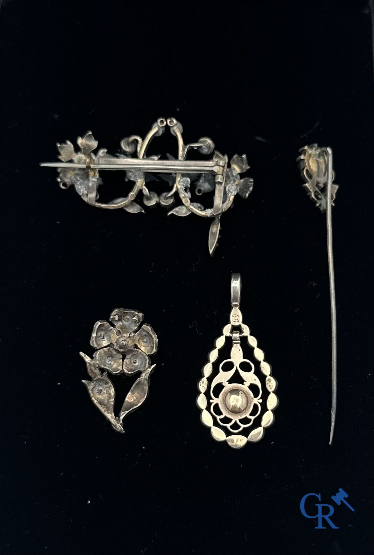 Jewellery: Lot of old jewellery in silver and diamonds. - Image 2 of 2