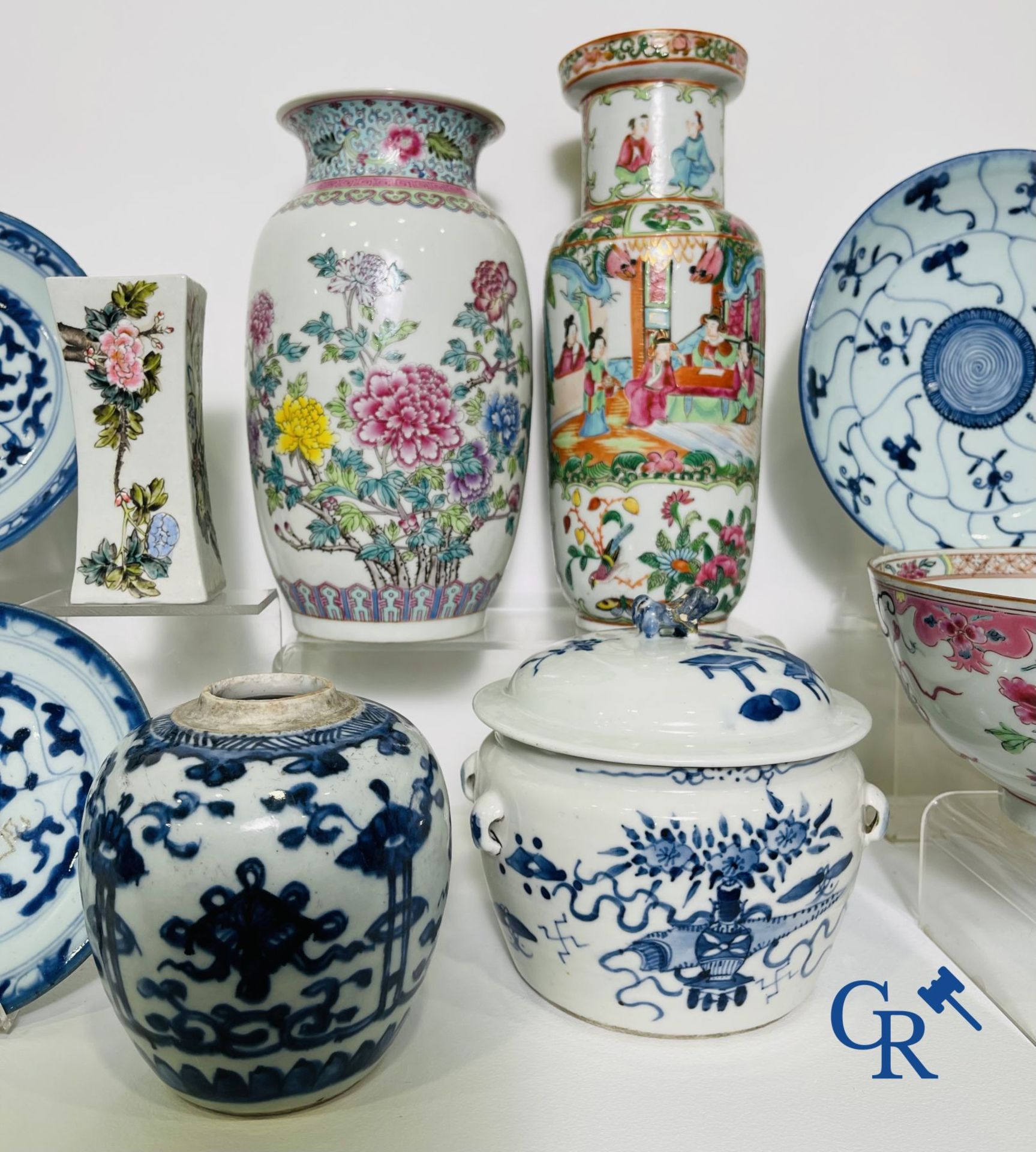 Asian Art: Beautiful lot of Chinese porcelain. - Image 6 of 40