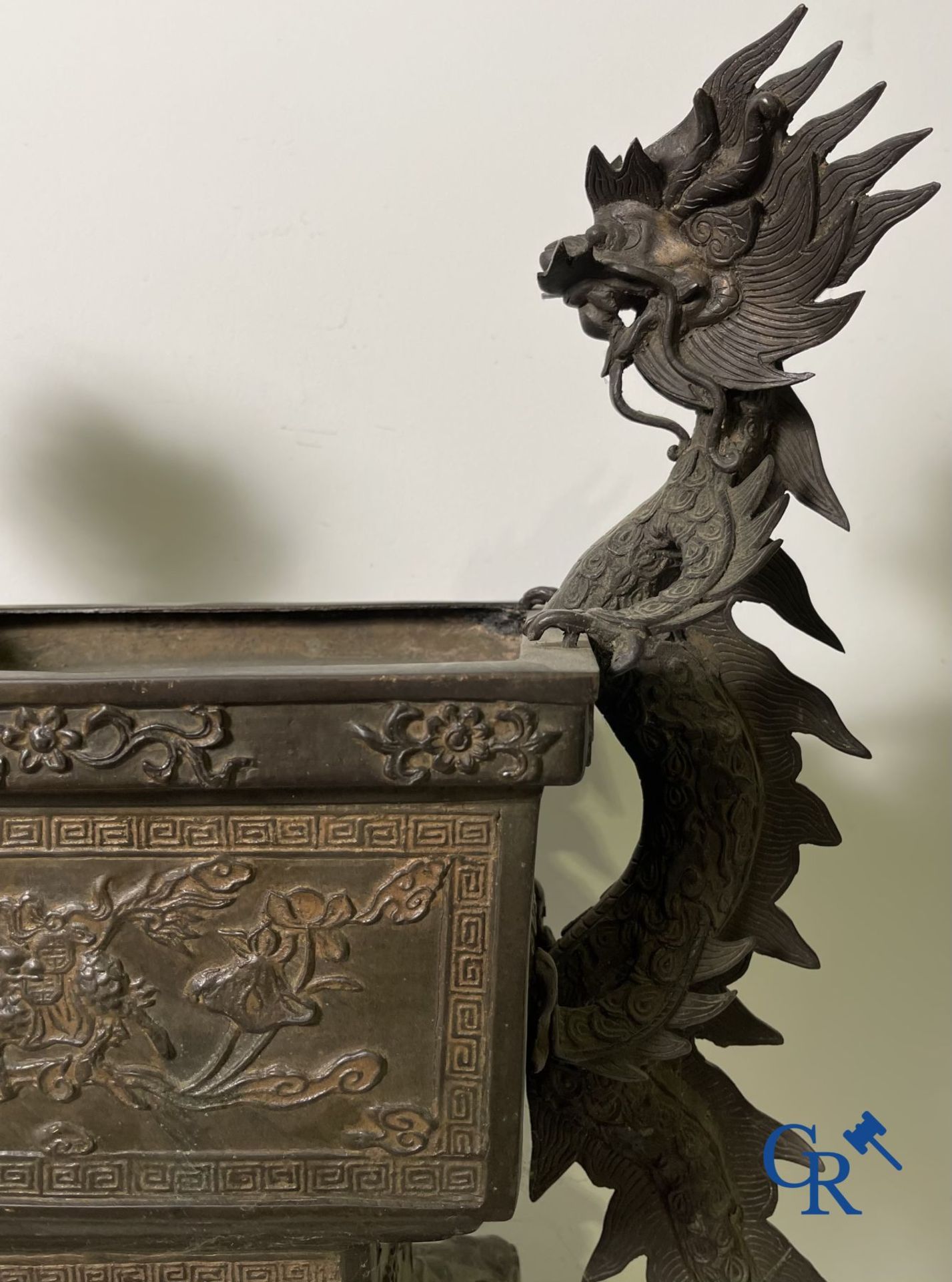 Asian Art: An imposing Chinese bronze jardiniere. - Image 5 of 14
