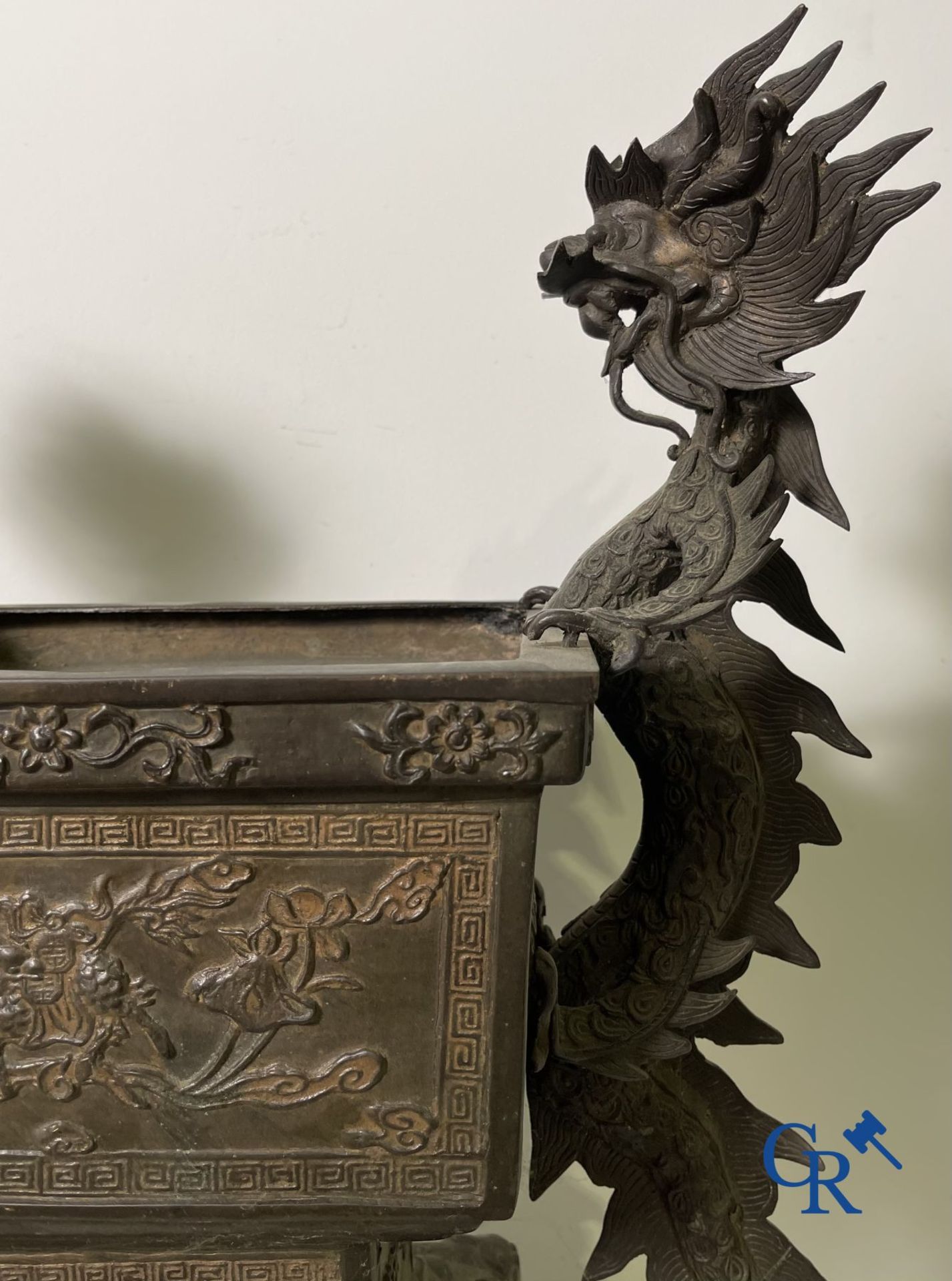 Asian Art: An imposing Chinese bronze jardiniere. - Bild 5 aus 14