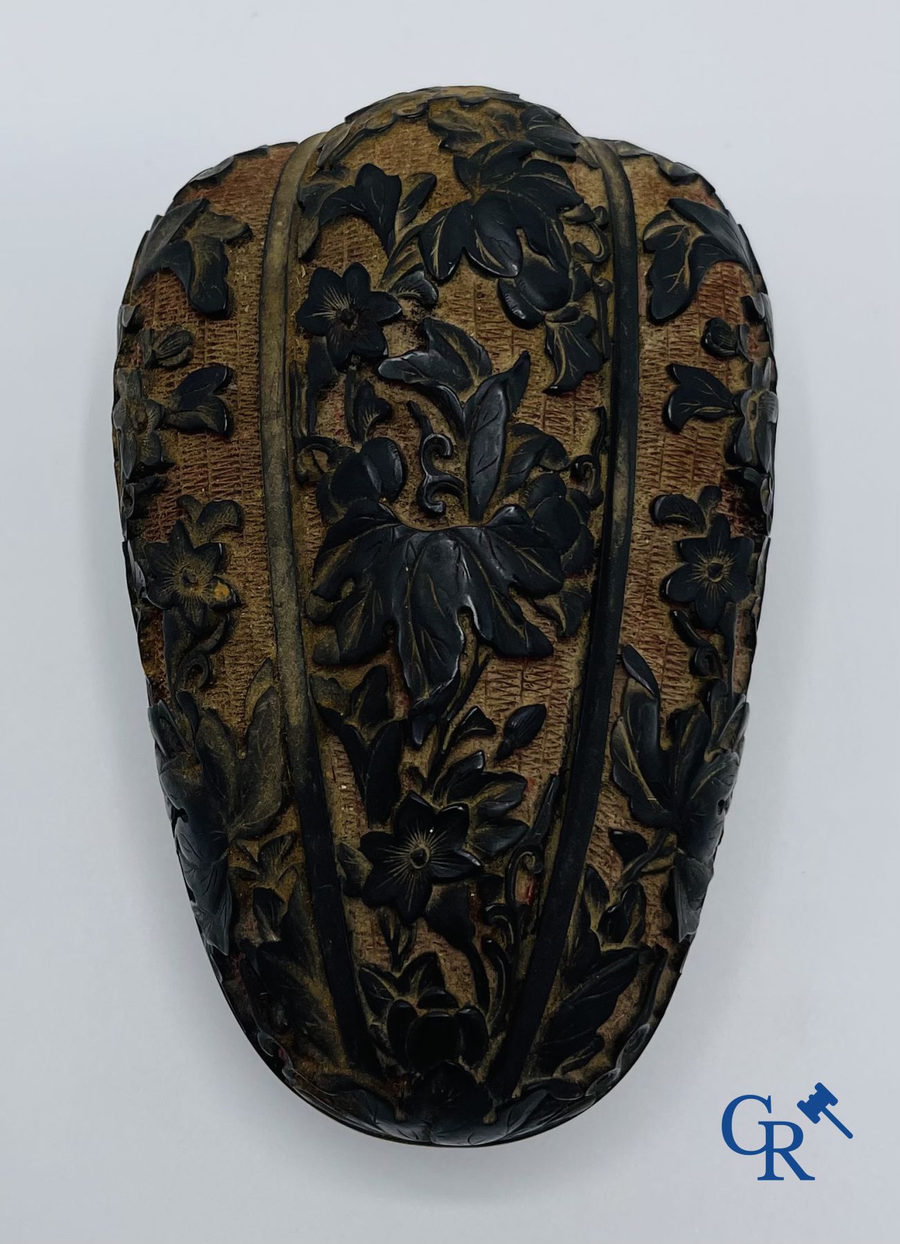 Asian Art: A finely carved Chinese lid box in black lacquer on a red background. - Image 7 of 12