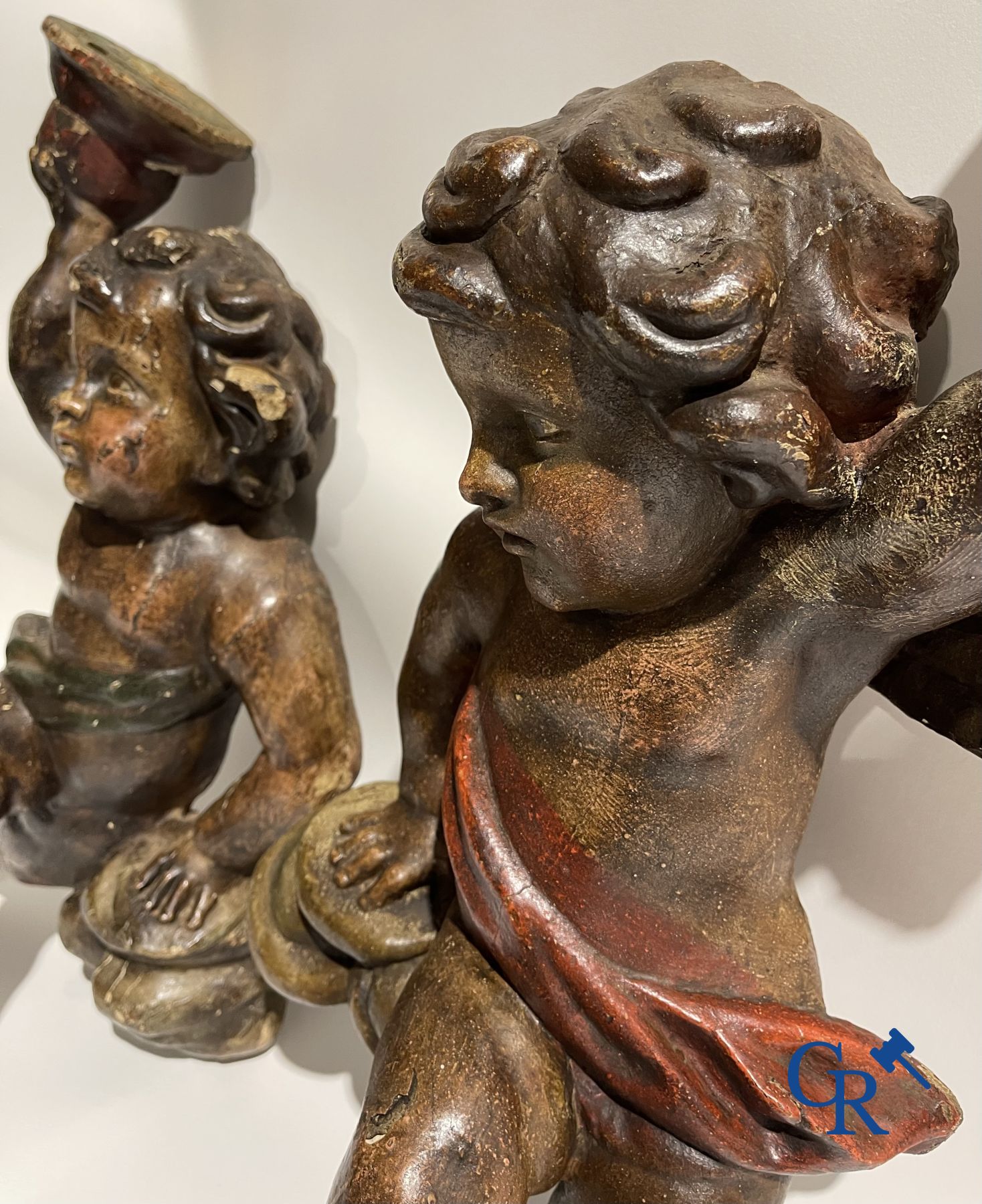 Wooden sculptures: A pair of wood-carved and polychrome 18th century angels. - Image 8 of 16