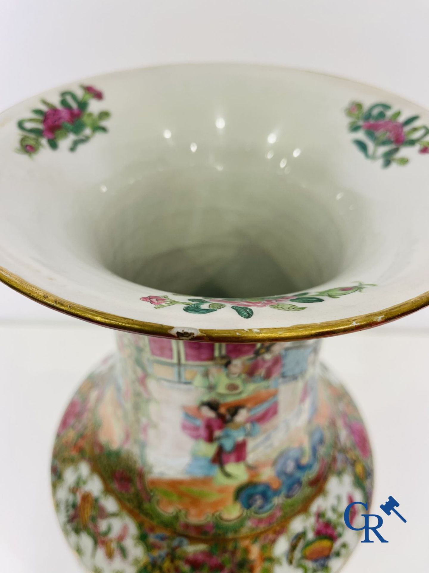 Chinese porcelain: A Chinese canton famille rose vase. - Image 20 of 24
