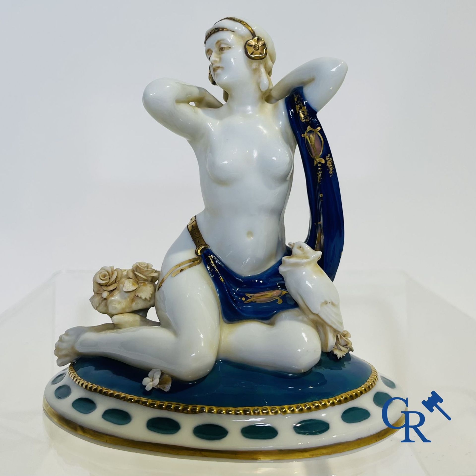 Art deco: An art deco sculpture in finely marked porcelain. - Image 2 of 9