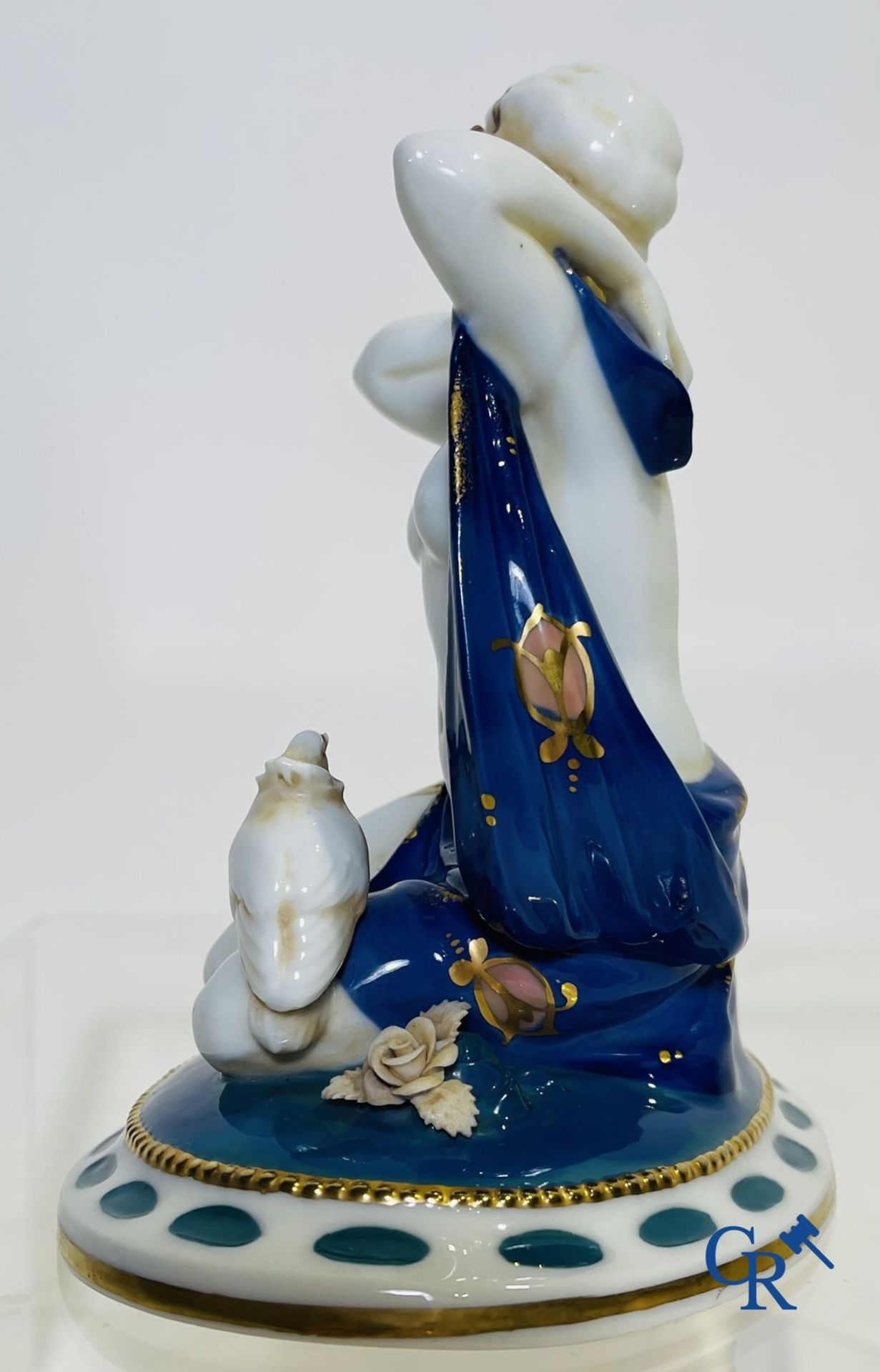 Art deco: An art deco sculpture in finely marked porcelain. - Image 3 of 9