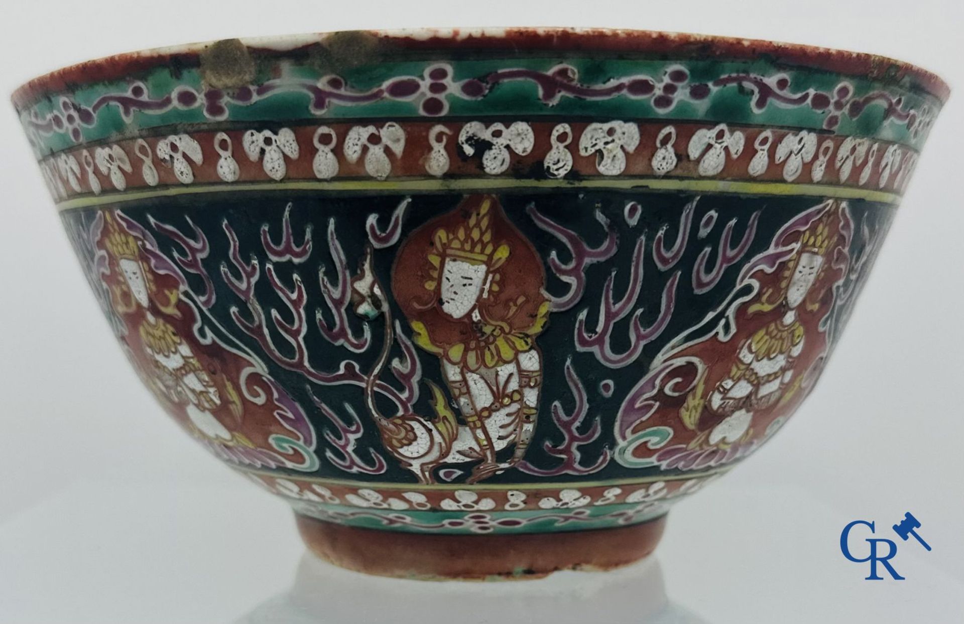 A Chinese bowl in Bencharong porcelain. 19th century. - Bild 2 aus 7
