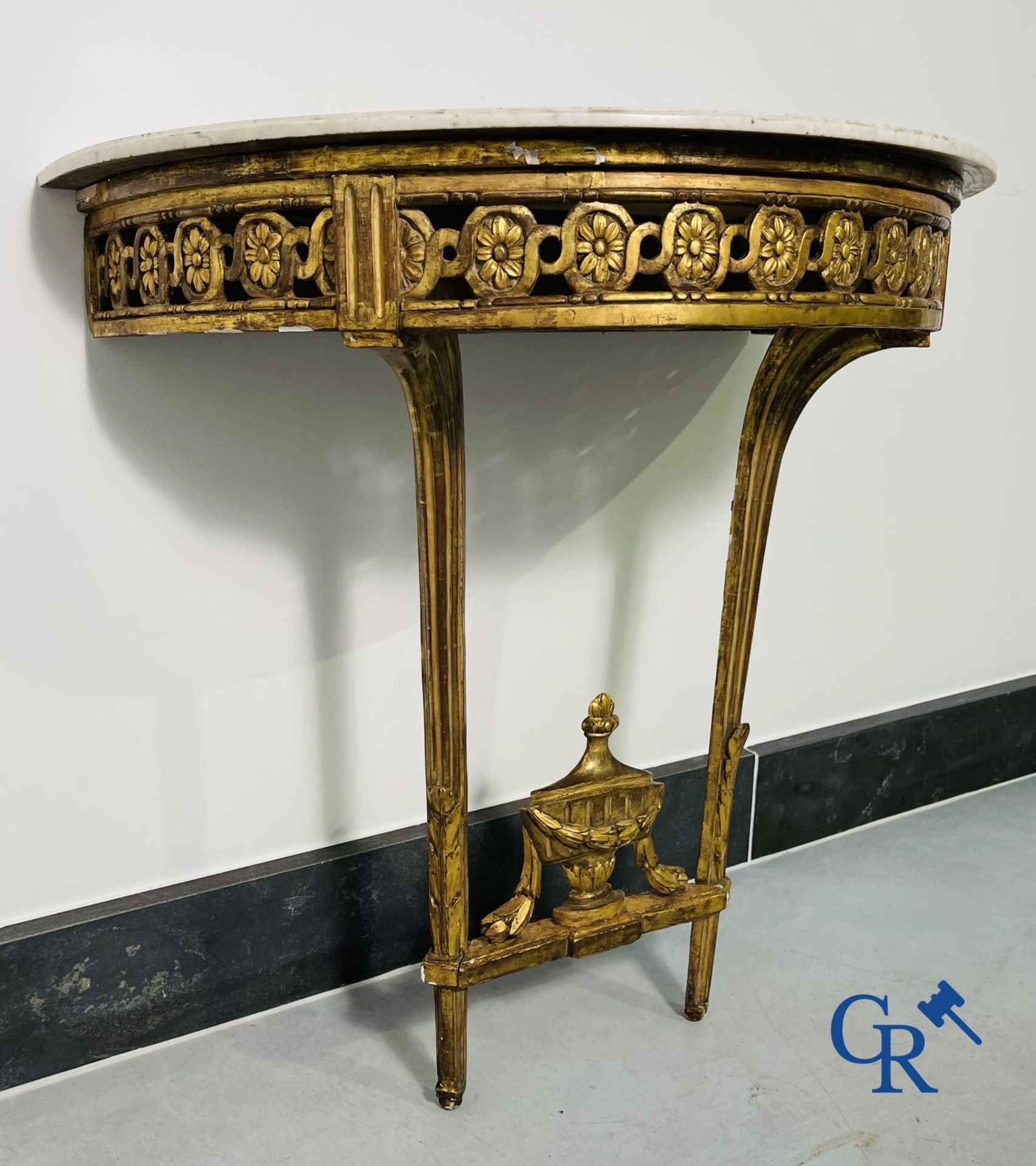 Furniture: Wood sculpted and gilded crescent shaped console. LXVI-period. - Image 4 of 18