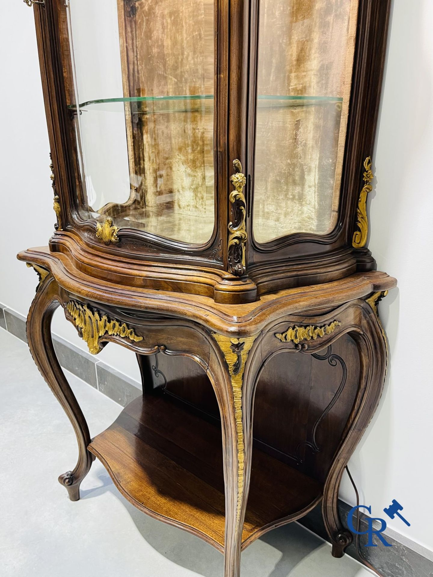 Showcase in walnut. LXV style. around 1900. - Bild 15 aus 16