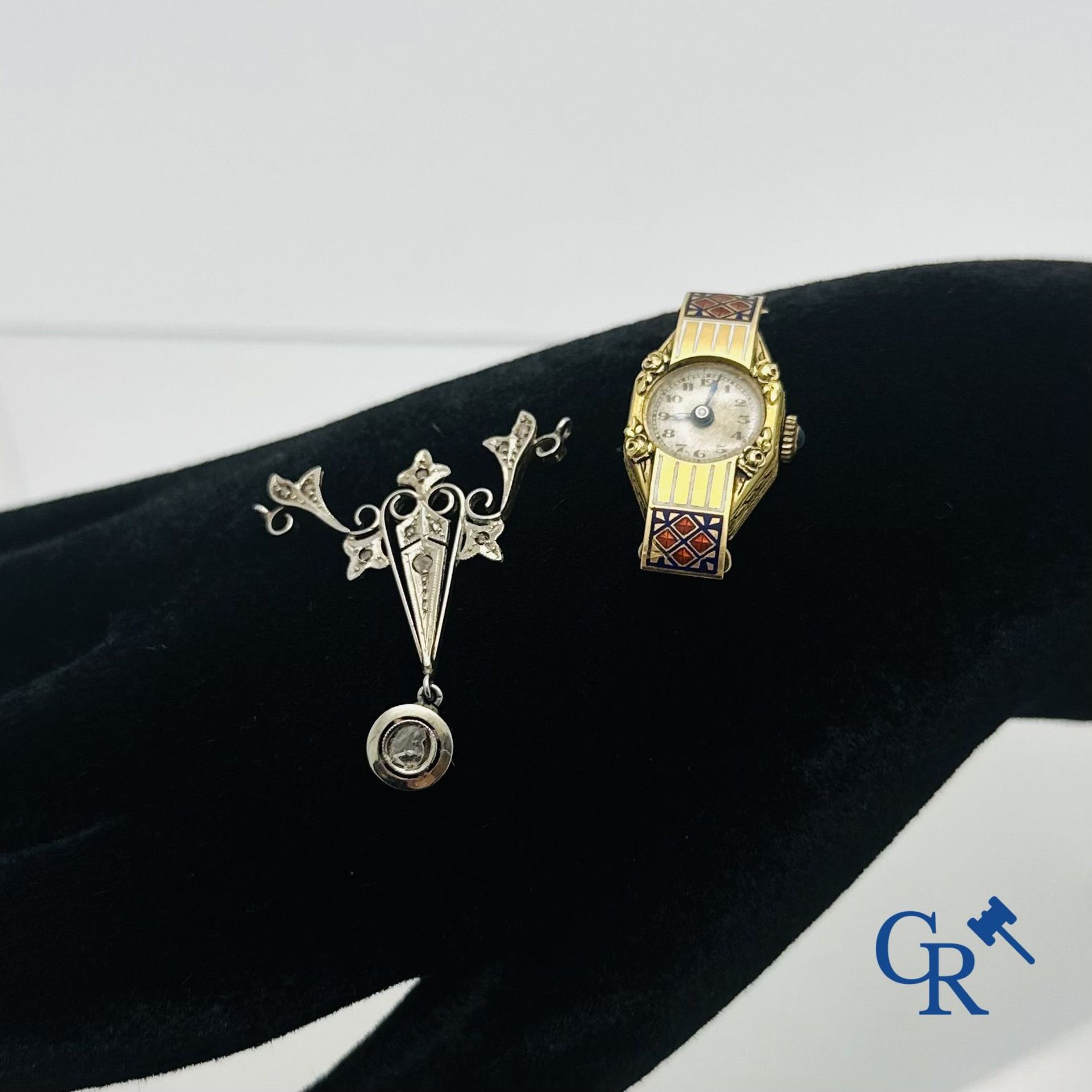 Jewellery: Lot consisting of a pendant in white gold 18K and an Art Deco ladies movement 18K.