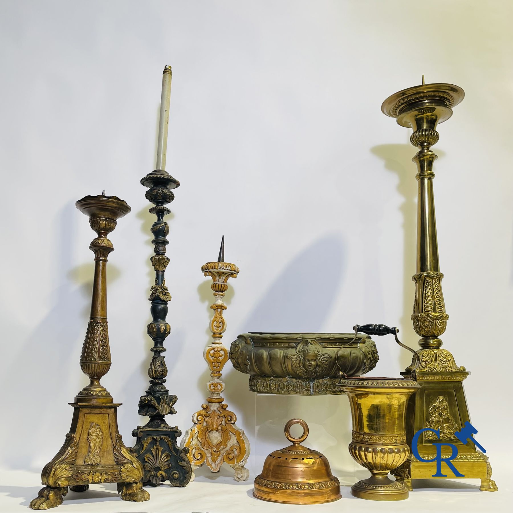 Lot of religious objects in wood and copper. 18th - 19th century. 4 candlesticks, a copper jardinier - Image 16 of 16