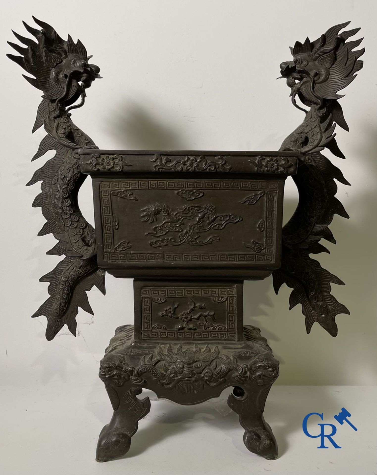 Asian Art: An imposing Chinese bronze jardiniere. - Bild 10 aus 14