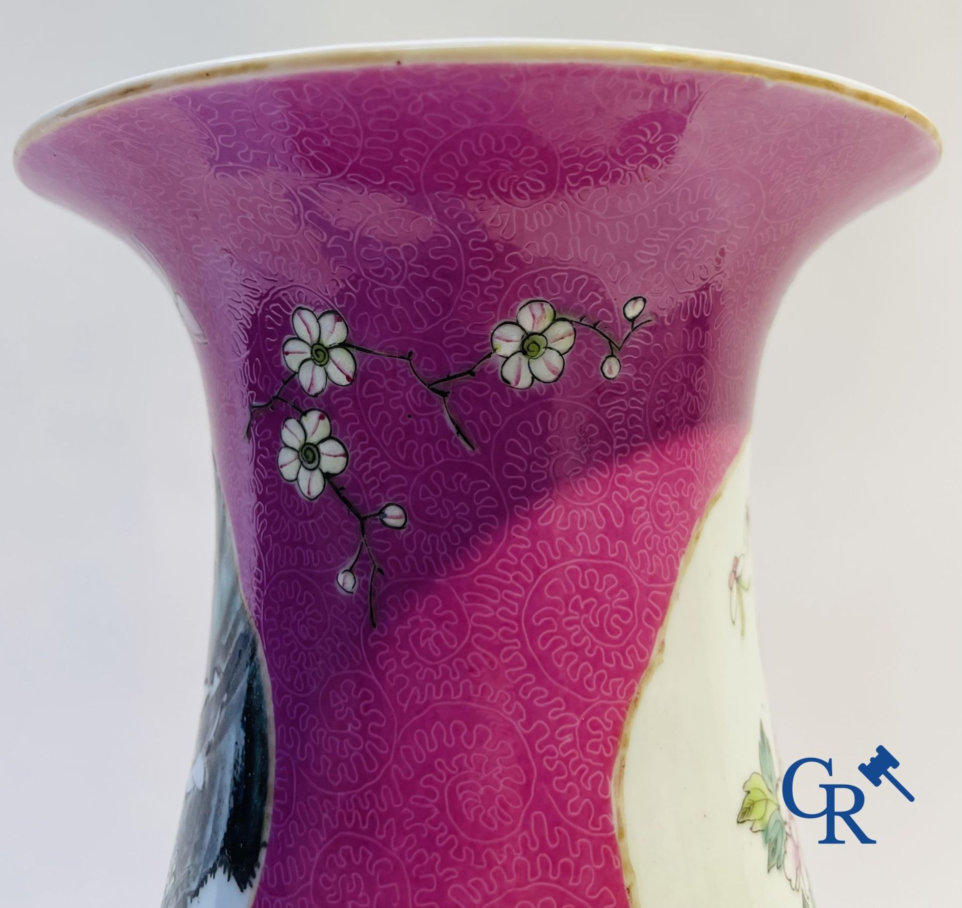 Chinese porcelain: A fine famille rose vase decorated on a red ruby background in sgraffito techniqu - Image 16 of 23