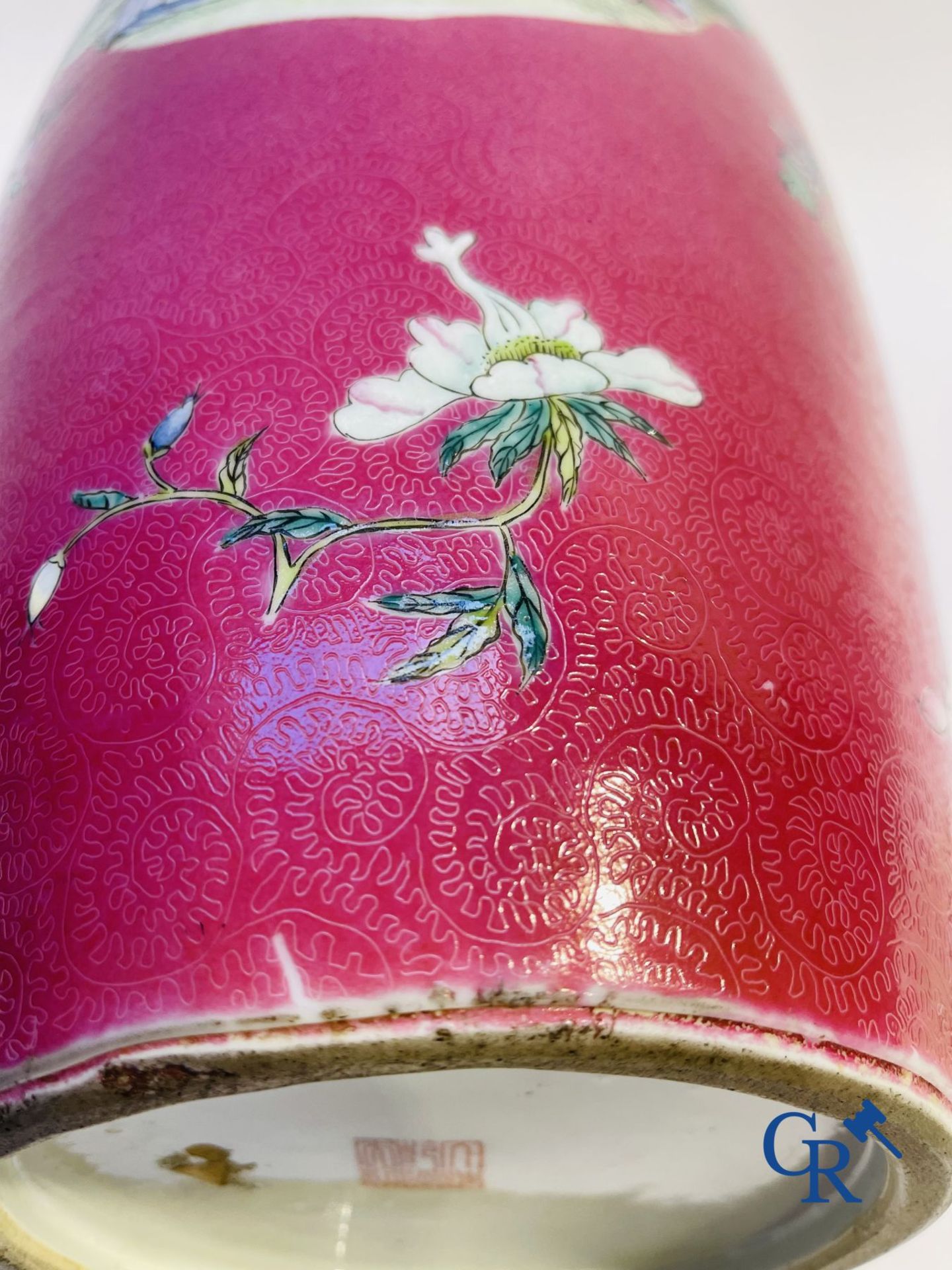 Chinese porcelain: A fine famille rose vase decorated on a red ruby background in sgraffito techniqu - Image 21 of 23