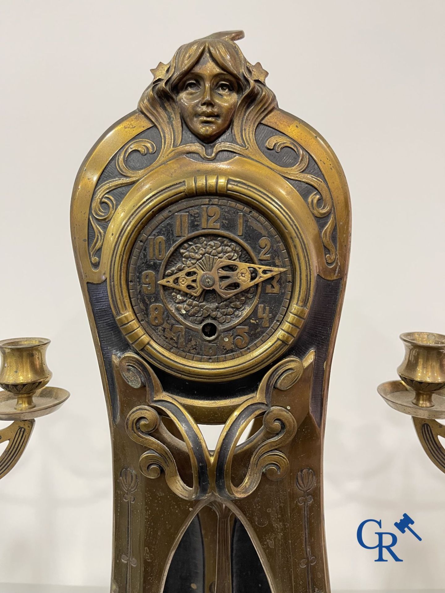 Art Nouveau: Exceptional bronze clock set in Art Nouveau. - Bild 2 aus 9