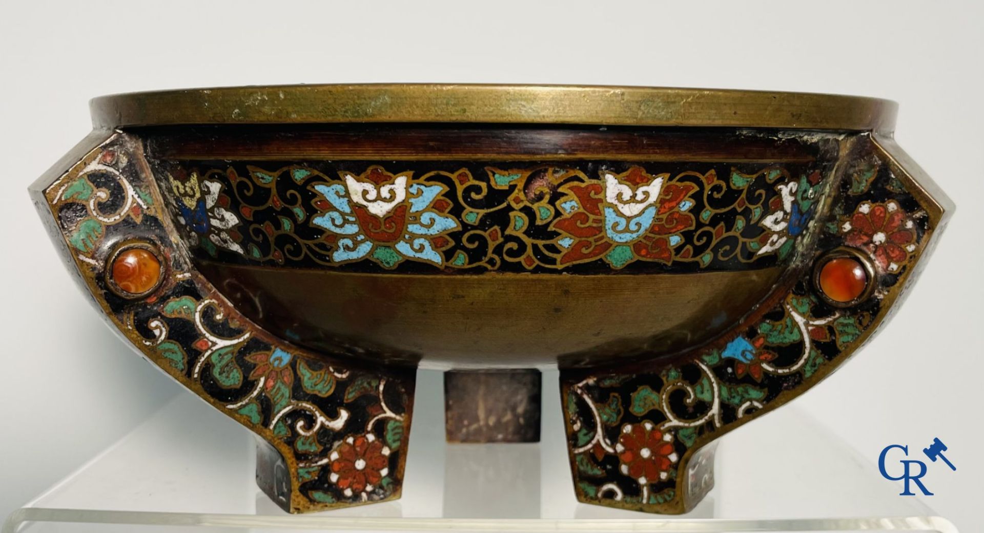 Asian Art: A three-legged bronze and cloisonne incense burner. Marked. - Bild 13 aus 21