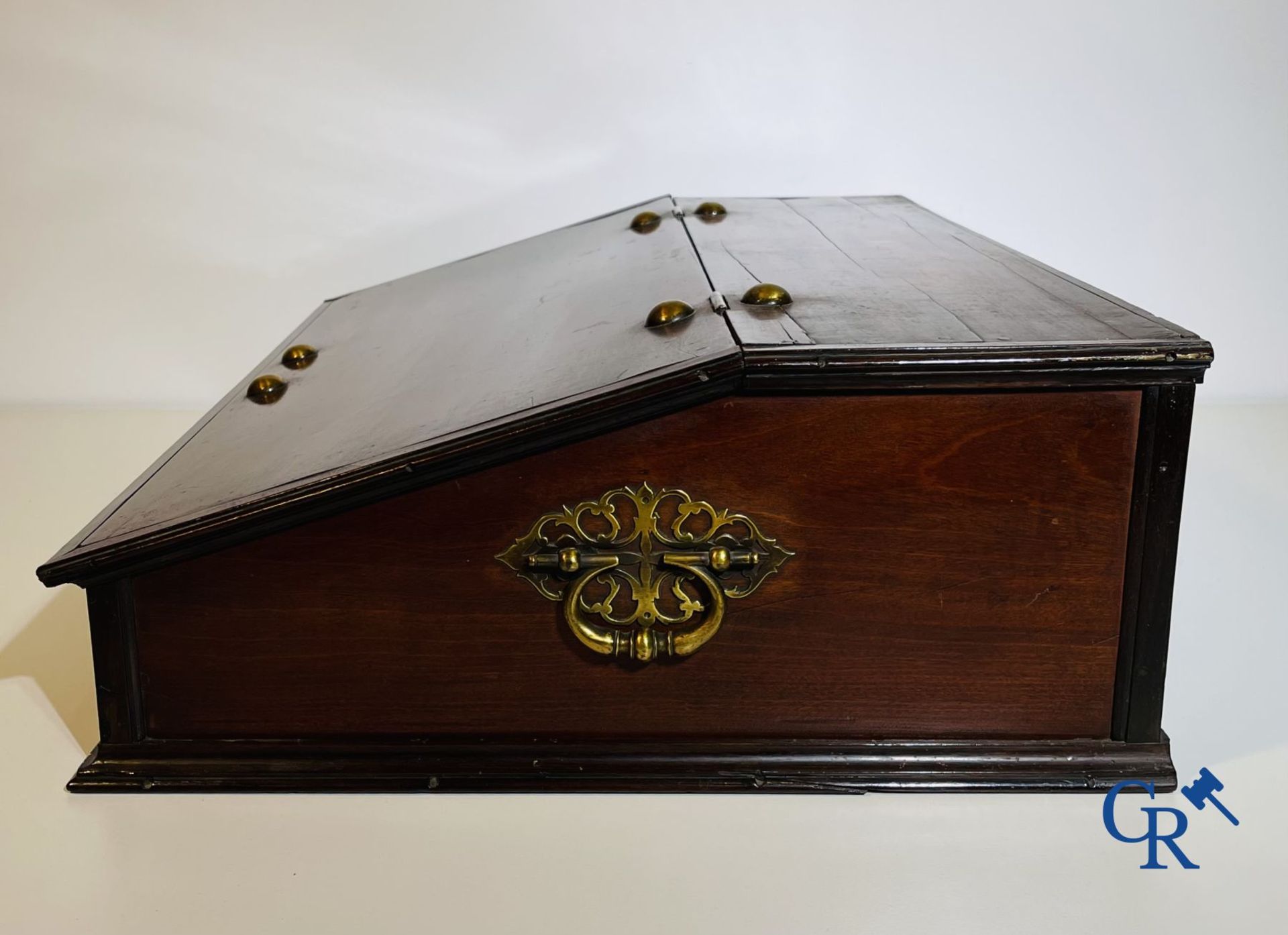 A large mahogany writing case with bronze fittings. Early 19th century. - Bild 5 aus 6