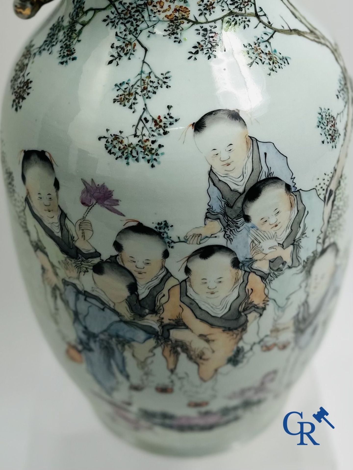 Chinese porcelain: Chinese vase with a decor of 7 children playing in a garden. - Image 7 of 14