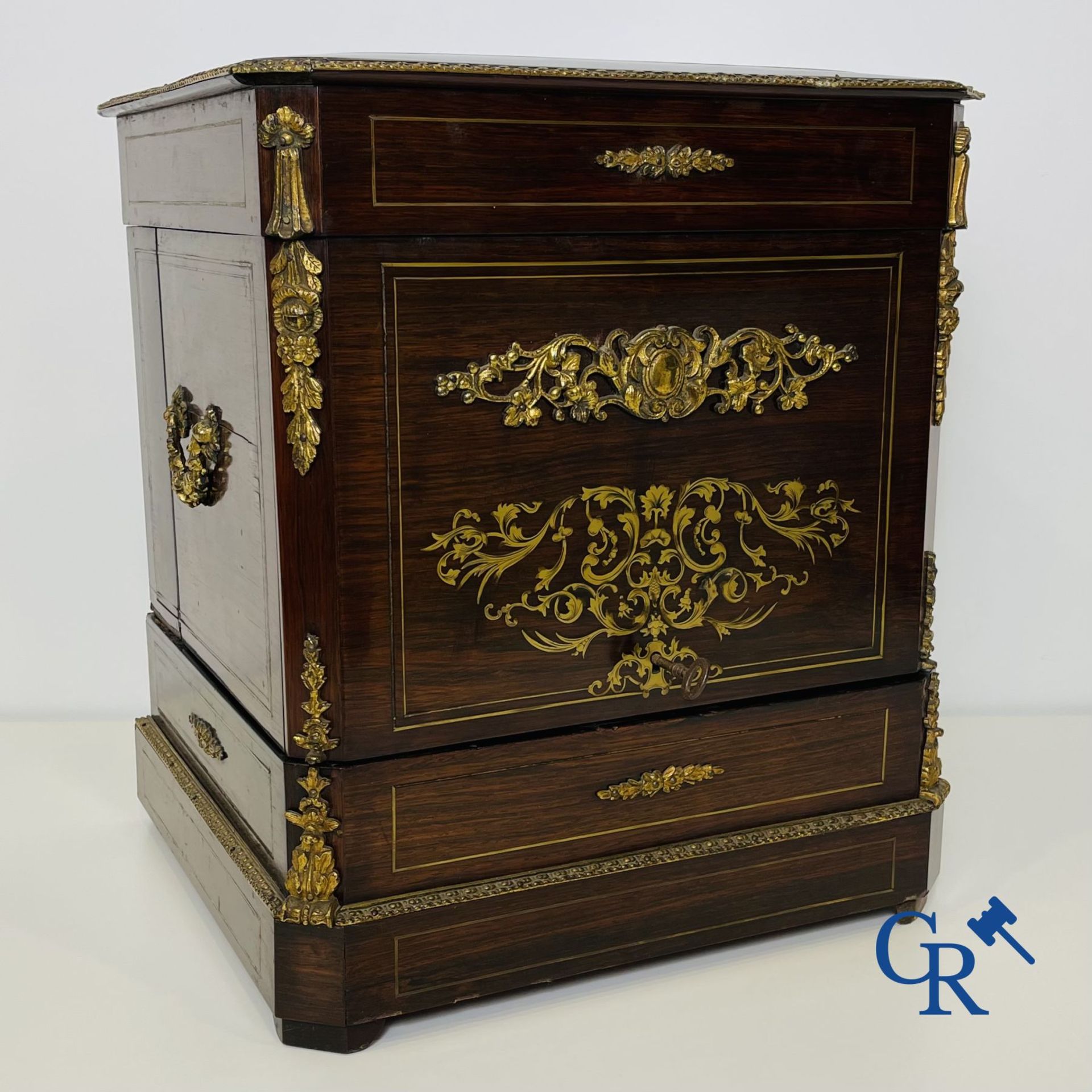 An imposing rosewood liqueur case with bronze fittings and inlays in Boulle style. 19th century. - Bild 2 aus 13