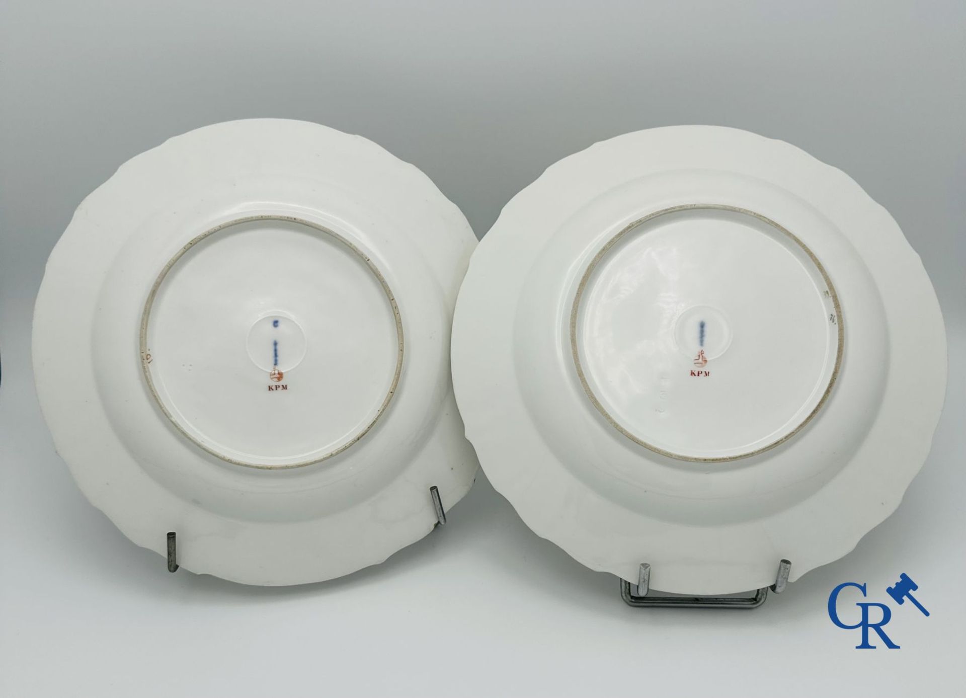 KPM: Königliche Porzellan-Manufaktur Berlin. Pair of plates in finely painted porcelain. - Image 4 of 5