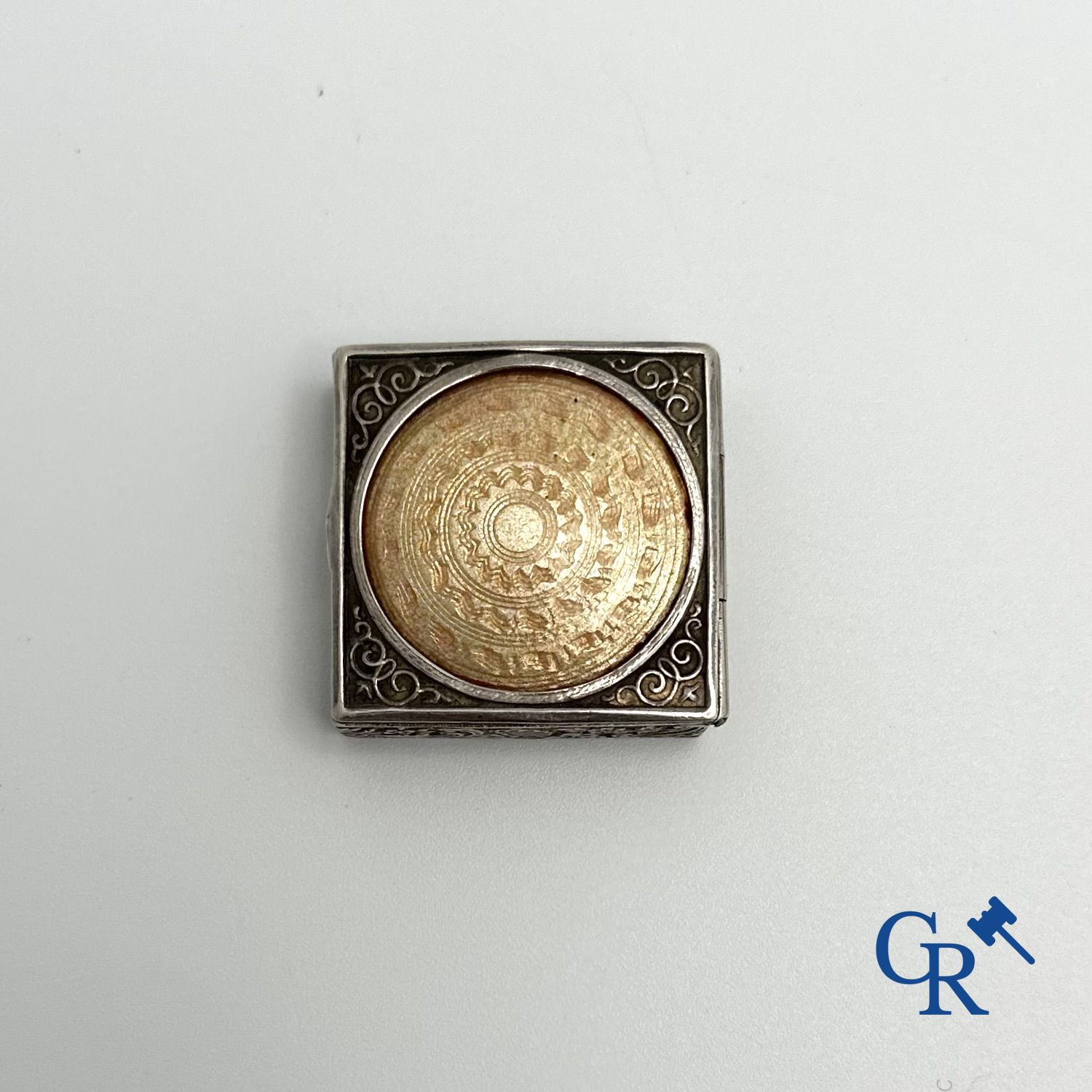 Jewellery: Russian work: Lot consisting of a pendant in gold , a pill box and cufflinks in silver. - Image 3 of 5