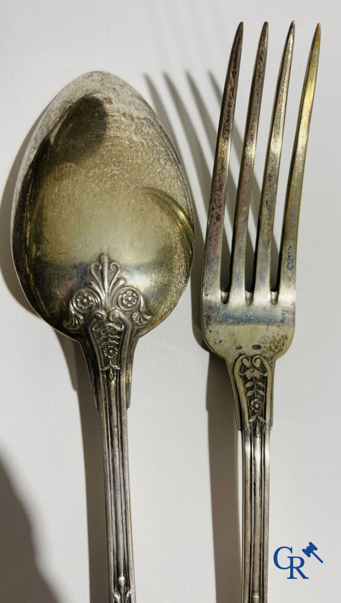 Silver: A lot with silver cutlery, 2 silver crowns and a silver candlestick. - Image 4 of 14
