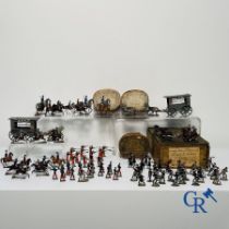 Antique toys: Large lot of tin soldiers and carriages. Heinrichsen in Nuremberg.
