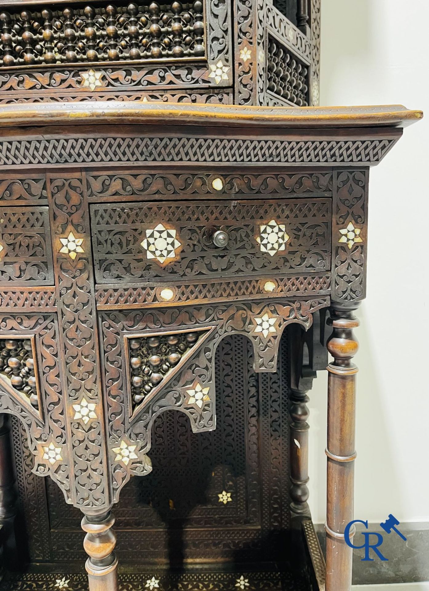 Sculpted furniture with inlays of ebony and mother-of-pearl. Syria, early 19th century. - Bild 17 aus 22