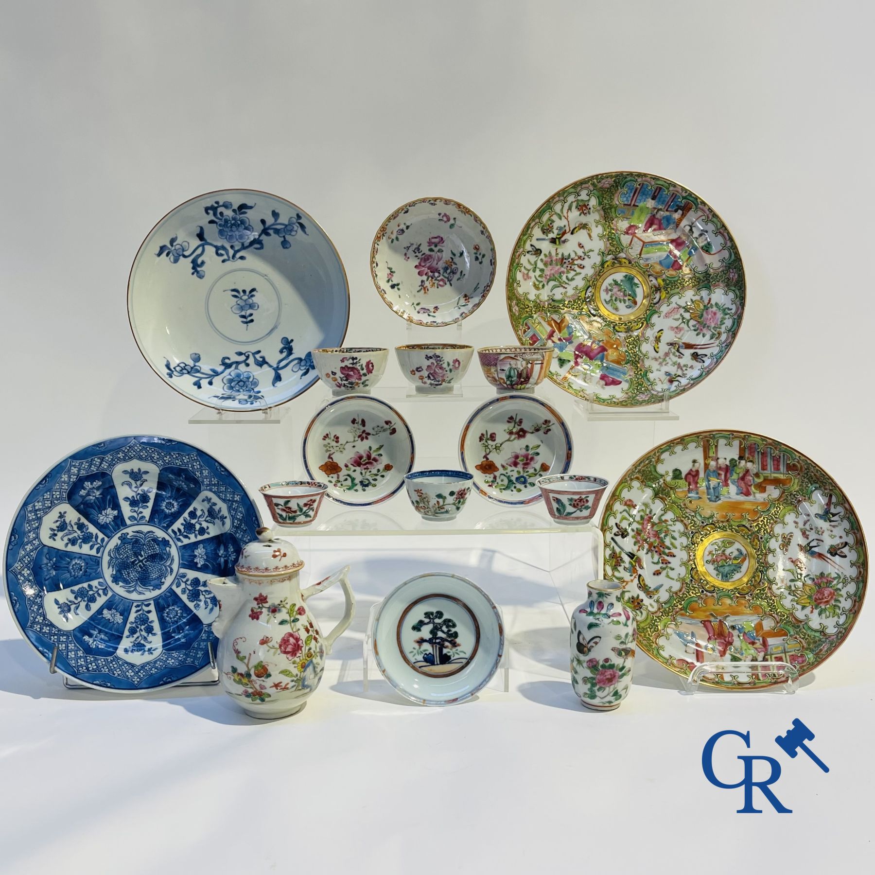 Chinese porcelain: 16 pieces of 18th and 19th century Chinese porcelain.